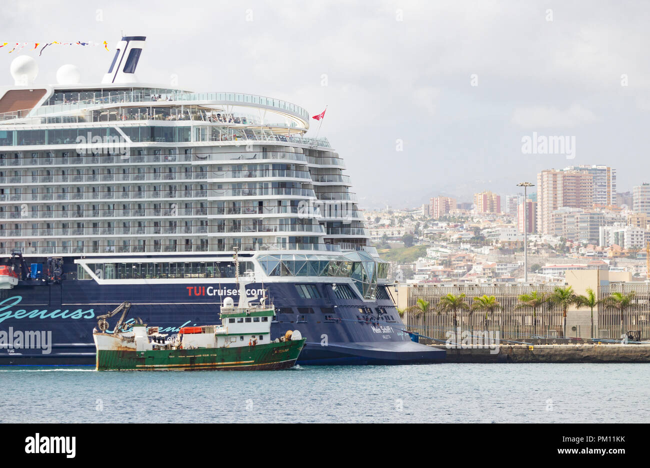 Las Palmas, Gran Canaria, Kanarische Inseln, Spanien. 16.September 2018. Mein  Schiff 1, eine neue, high tech 315 Meter lange Schiff in TUI Cruises  Flotte, ragt über Schiffe und Gebäude im Hafen von