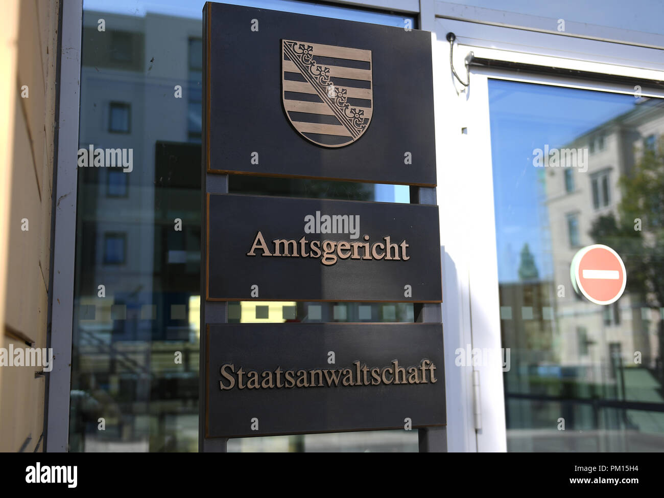 Chemnitz, Sachsen. 16 Sep, 2018. Ein Schild am Eingang das Justizzentrum in Chemnitz, die auf den Sitz von Amtsgericht und Staatsanwaltschaft. 15 Mitglieder einer selbsternannten 'Bürger Miliz' wurden vorübergehend nach der Demonstration am 14. September festgenommen. Haftbefehle wurden für sechs von ihnen ausgestellt. Ein 31-jaehriger Mann wurde verhaftet, weil er auf Bewährung war. Die restlichen fünf Männer sind in einem summarischen Verfahren am Landgericht Chemnitz vom 19. September 2018 versucht werden. Credit: Hendrik Schmidt/dpa-Zentralbild/dpa/Alamy leben Nachrichten Stockfoto