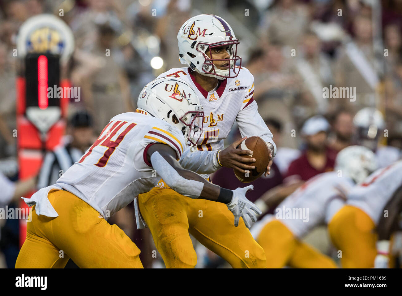 College Station, Texas, USA. 15 Sep, 2018. - Monroe Warhawks quarterback Kaleb Evans (6), rechts, Hände, um den Ball zurück laufen Derrick Gore (44) während der NCAA Football Spiel zwischen der Monroe Warhawks und der Texas A&M Aggies am Kyle Feld in College Station, Texas. Texas A&M besiegt - Monroe 48-10. Prentice C. James/CSM/Alamy leben Nachrichten Stockfoto