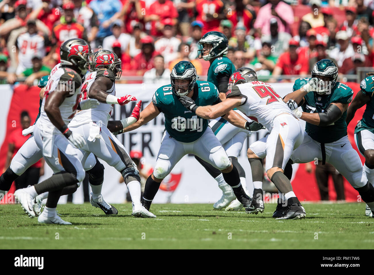 Tampa, Florida, USA. 16 Sep, 2018. Philadelphia Eagles center Stefen Wisniewski (61) sieht gegen die Tampa Bay Buccaneers bei Raymond James Stadion am Sonntag, September 16, 2018 in Tampa, Florida. Credit: Travis Pendergrass/ZUMA Draht/Alamy leben Nachrichten Stockfoto
