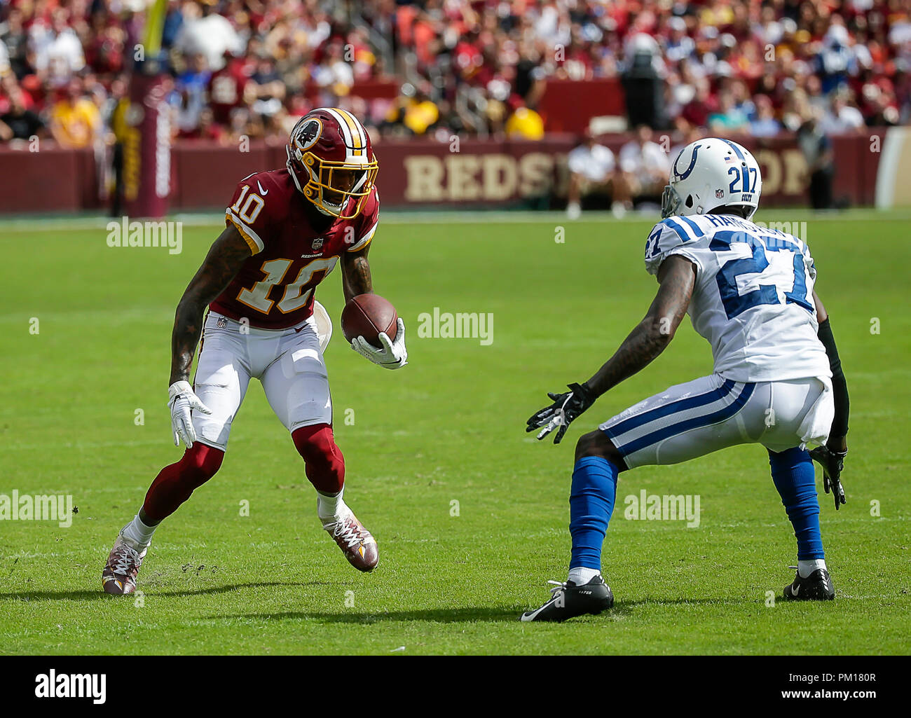 Landover, MD, USA. 16 Sep, 2018. Washington Redskins WR #10 Paul Richardson versucht um Indianapolis Colts CB #27 Nate Hairston während einer NFL Football Spiel zwischen den Washington Redskins und die Indianapolis Colts am FedEx Feld in Landover, Md zu erhalten. Justin Cooper/CSM/Alamy leben Nachrichten Stockfoto