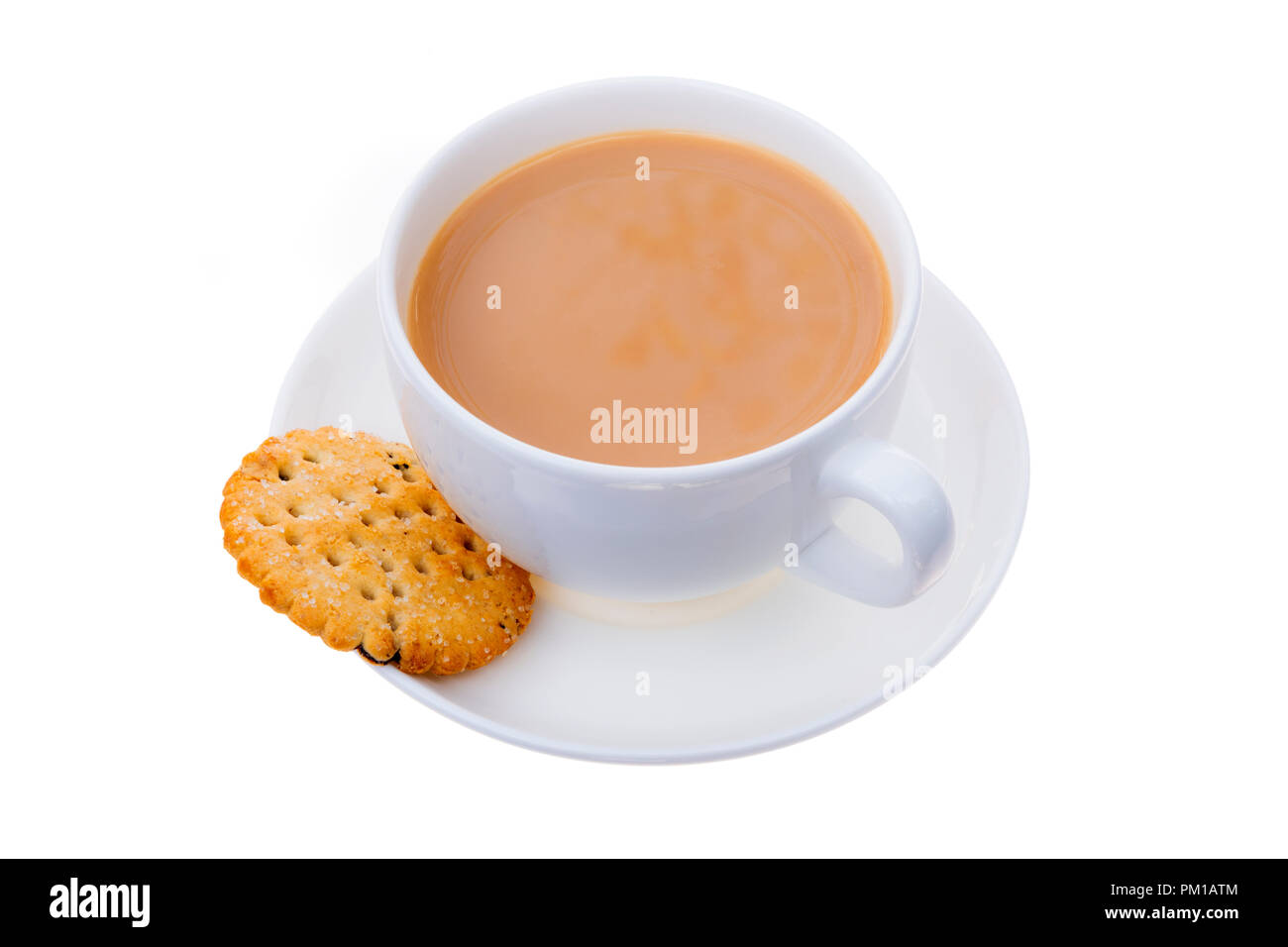 Tasse Tee und Keks, ausgeschnitten oder gegen einen weißen Hintergrund, UK isoliert. Stockfoto