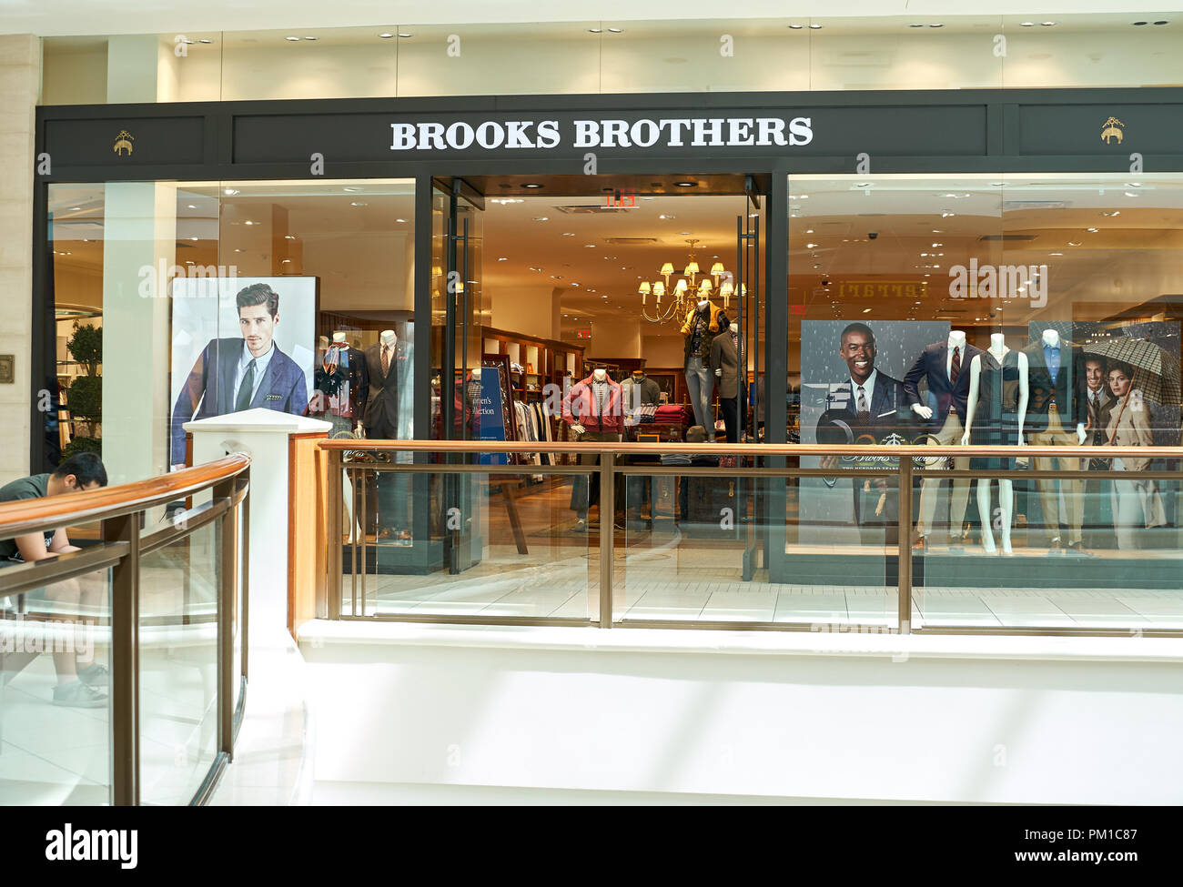 AVENTURA, USA - 23. AUGUST 2018: Brooks Brothers berühmten Boutique in der Aventura Mall. Brooks Brothers ist die älteste Männer Textilhändler in den Vereinigten Staaten Stockfoto