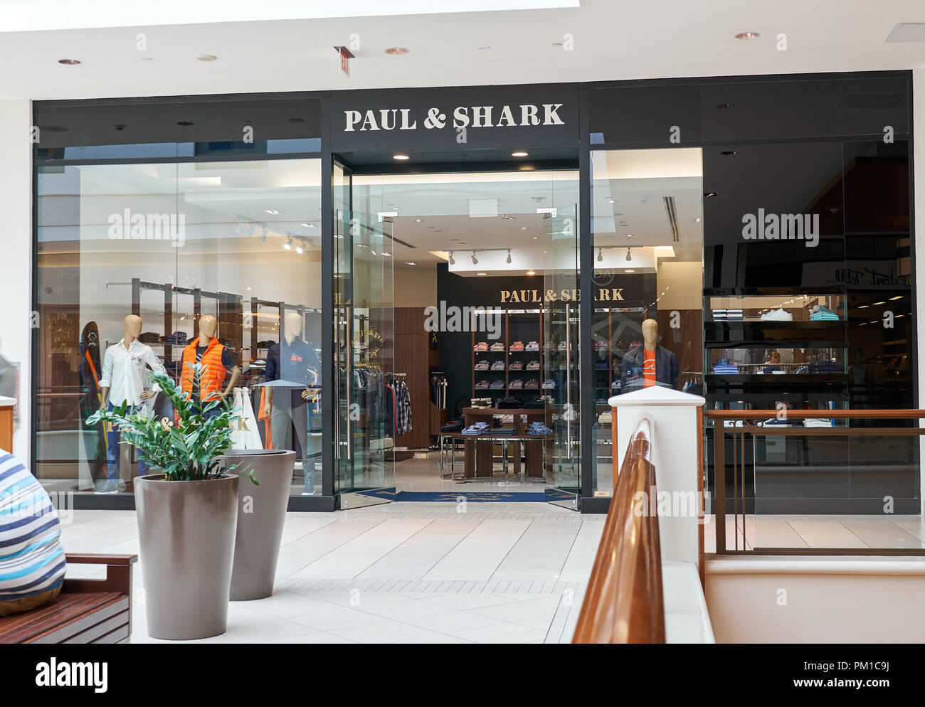 AVENTURA, USA - 23. AUGUST 2018: die berühmten Boutique in der Aventura  Mall. Paul und Shark ist ein italienischer Kleidung Marke gegründet von  Paolo Dini Stockfotografie - Alamy