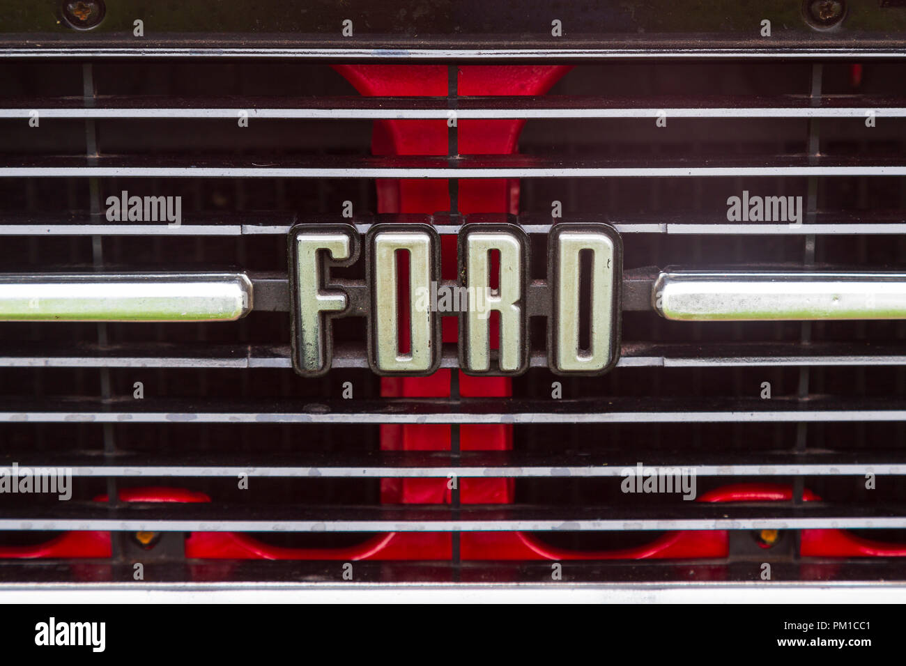 Ford Logo am Kühlergrill, der Escort Mk2, 1975 - 1980 Stockfoto