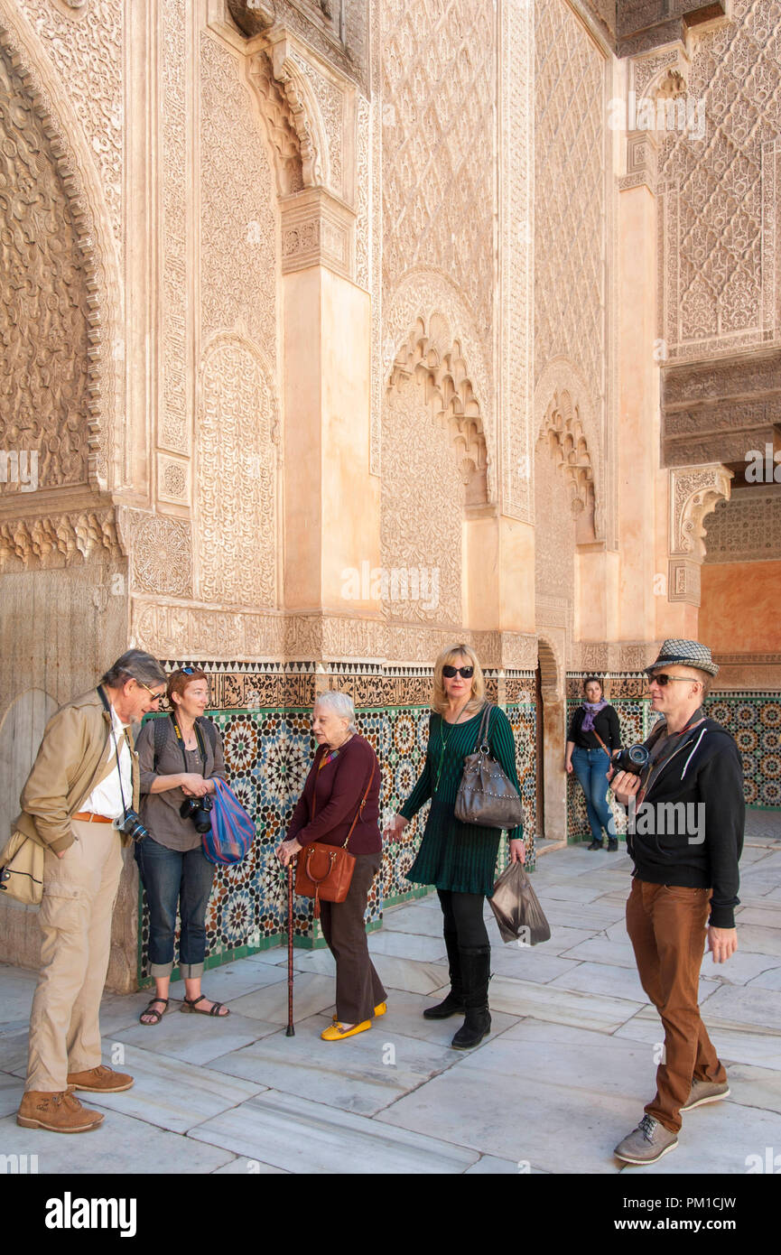26-02-15, Marrakesch, Marokko. Touristen, die auf der Suche rund um die Medersa Ben Youssef, oder der Sohn von Joseph an der Schule.. Foto © Simon Grosset Stockfoto