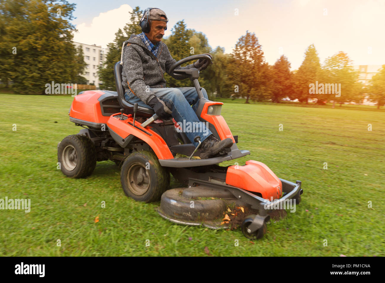 Rasenmäher Traktor im Stadtpark arbeiten Stockfotografie - Alamy