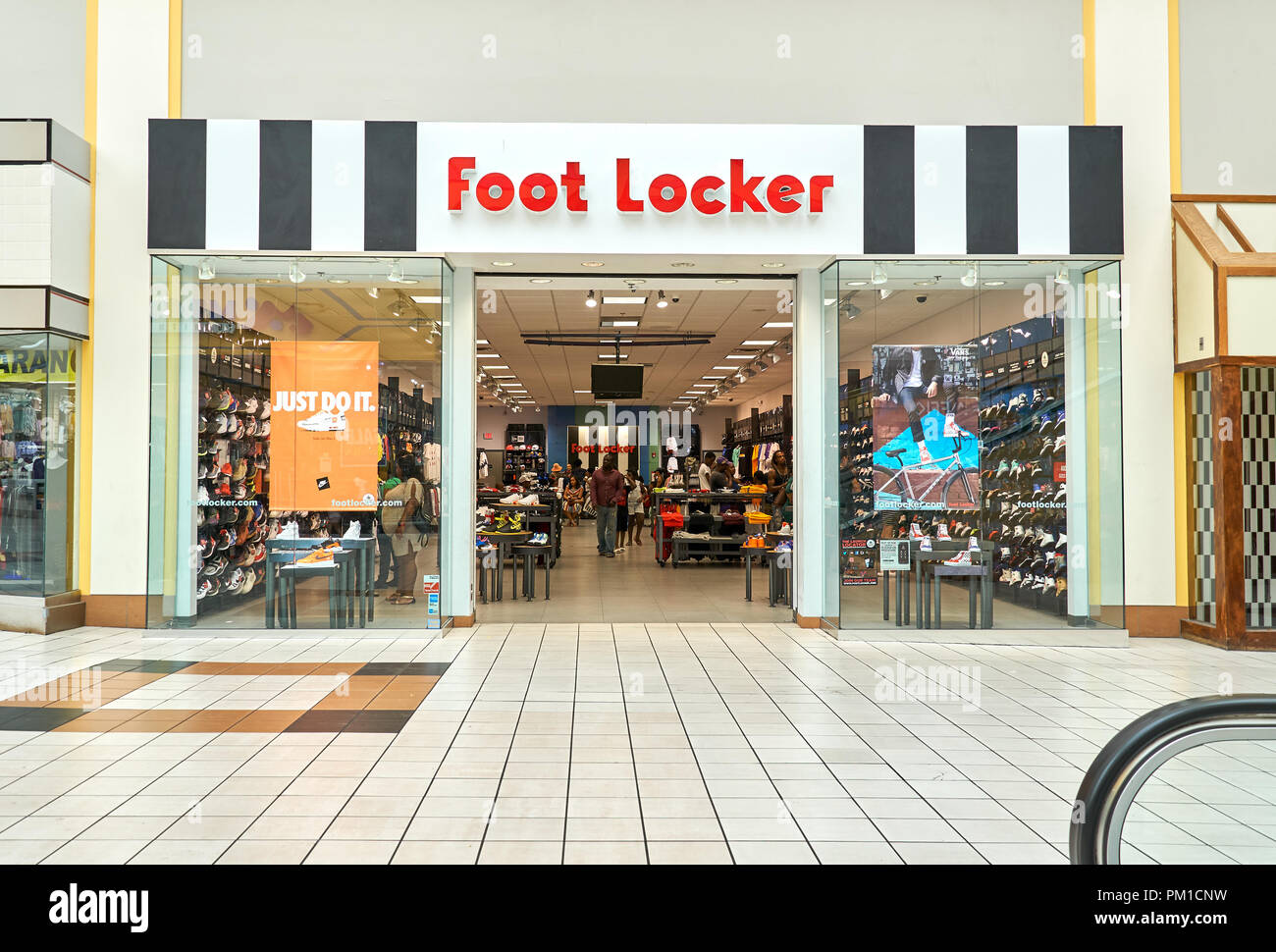 MIAMI, USA - 22. AUGUST 2018: Foot Locker Verkaufsplattform. Foot Locker Retail ist eine US-amerikanische Sportswear und Schuhe Händler Stockfoto