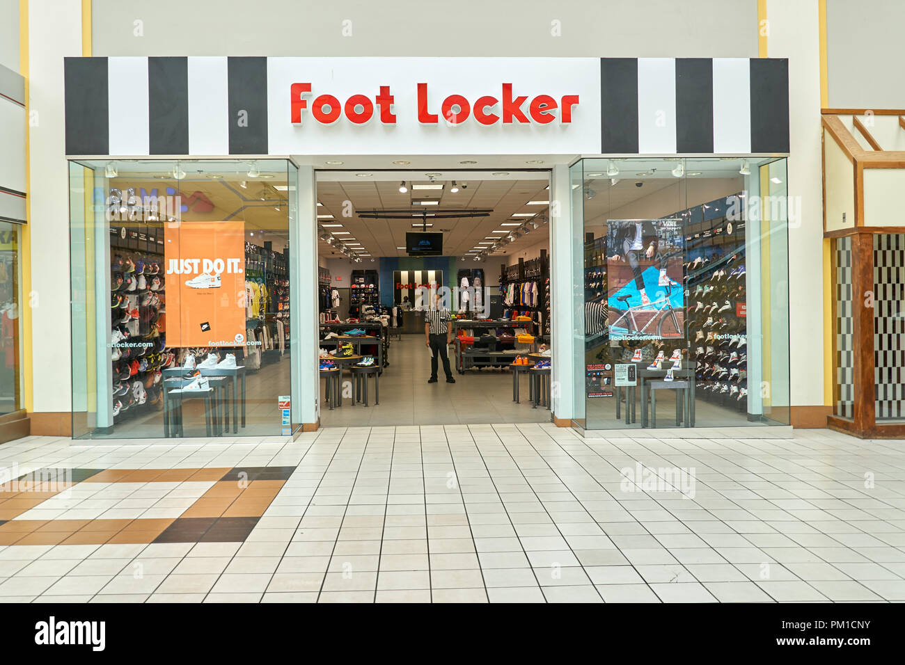 MIAMI, USA - 22. AUGUST 2018: Foot Locker Verkaufsplattform. Foot Locker Retail ist eine US-amerikanische Sportswear und Schuhe Händler Stockfoto