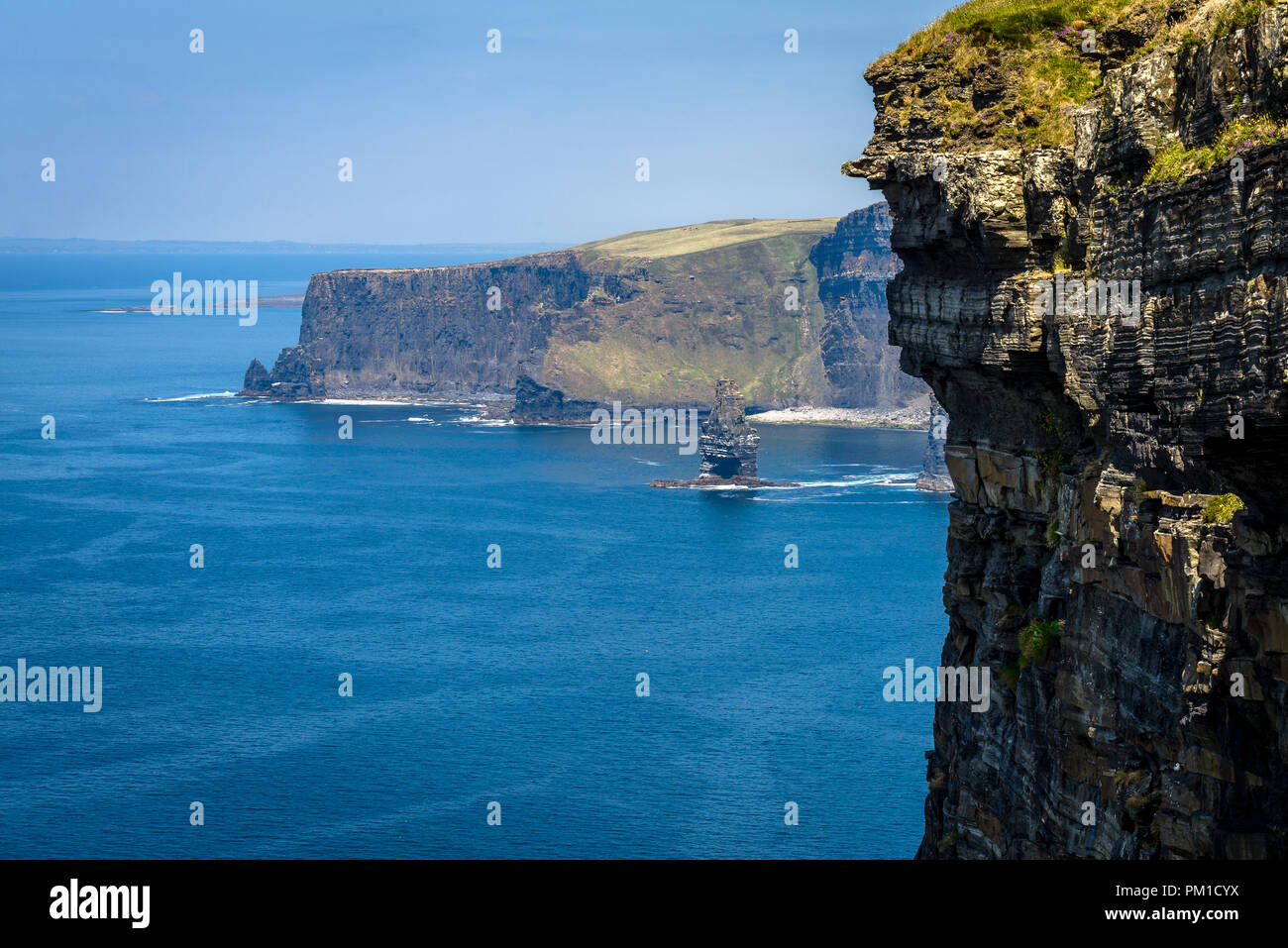 Die Cliffs of Moher sind Meeresklippen am südwestlichen Rand der Burren-Region in der Grafschaft Clare, Irland Stockfoto