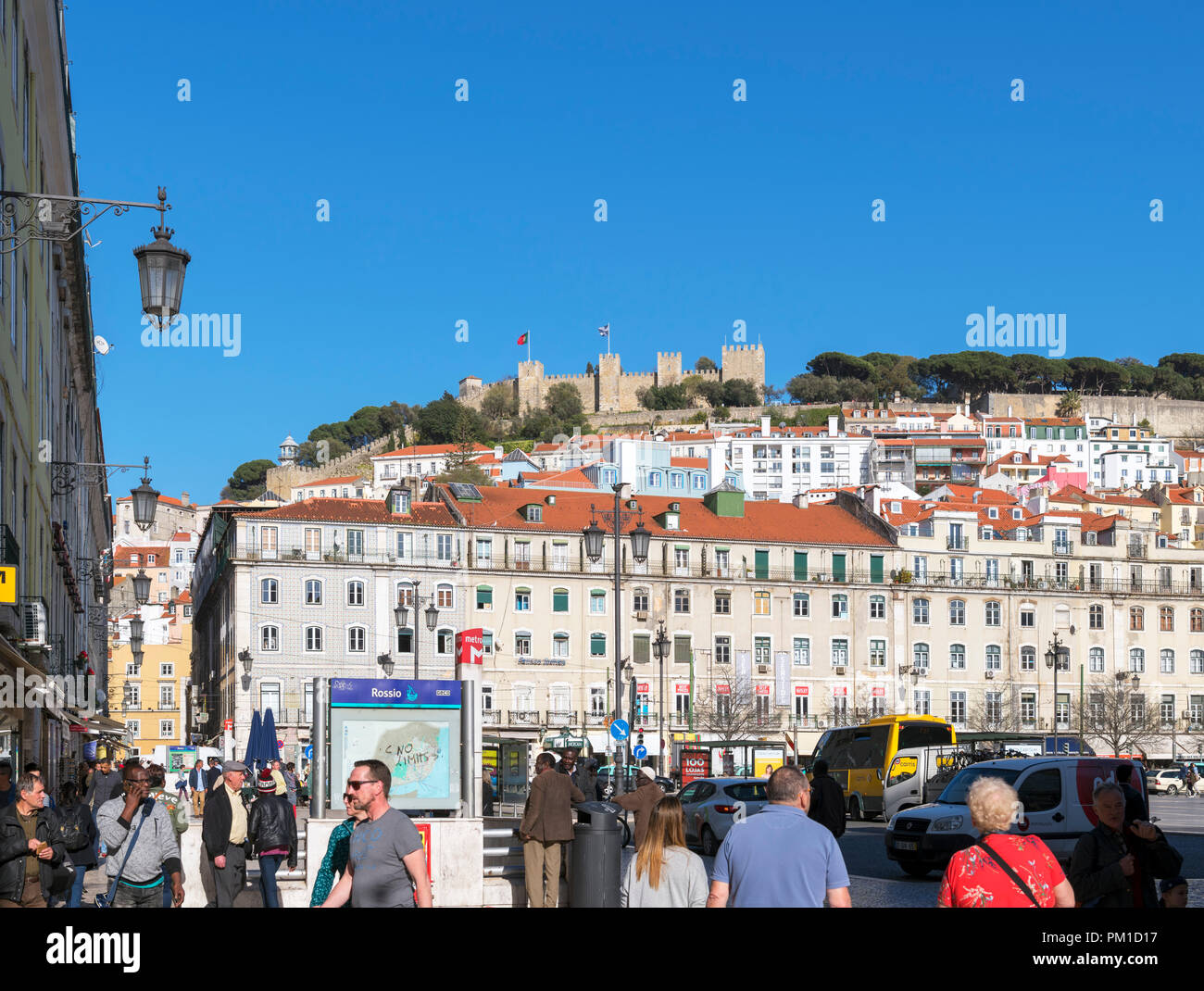 Blick auf die historische Castelo de Sao Jorge von Praca da Figueira, Rossio, Lissabon, Portugal Stockfoto