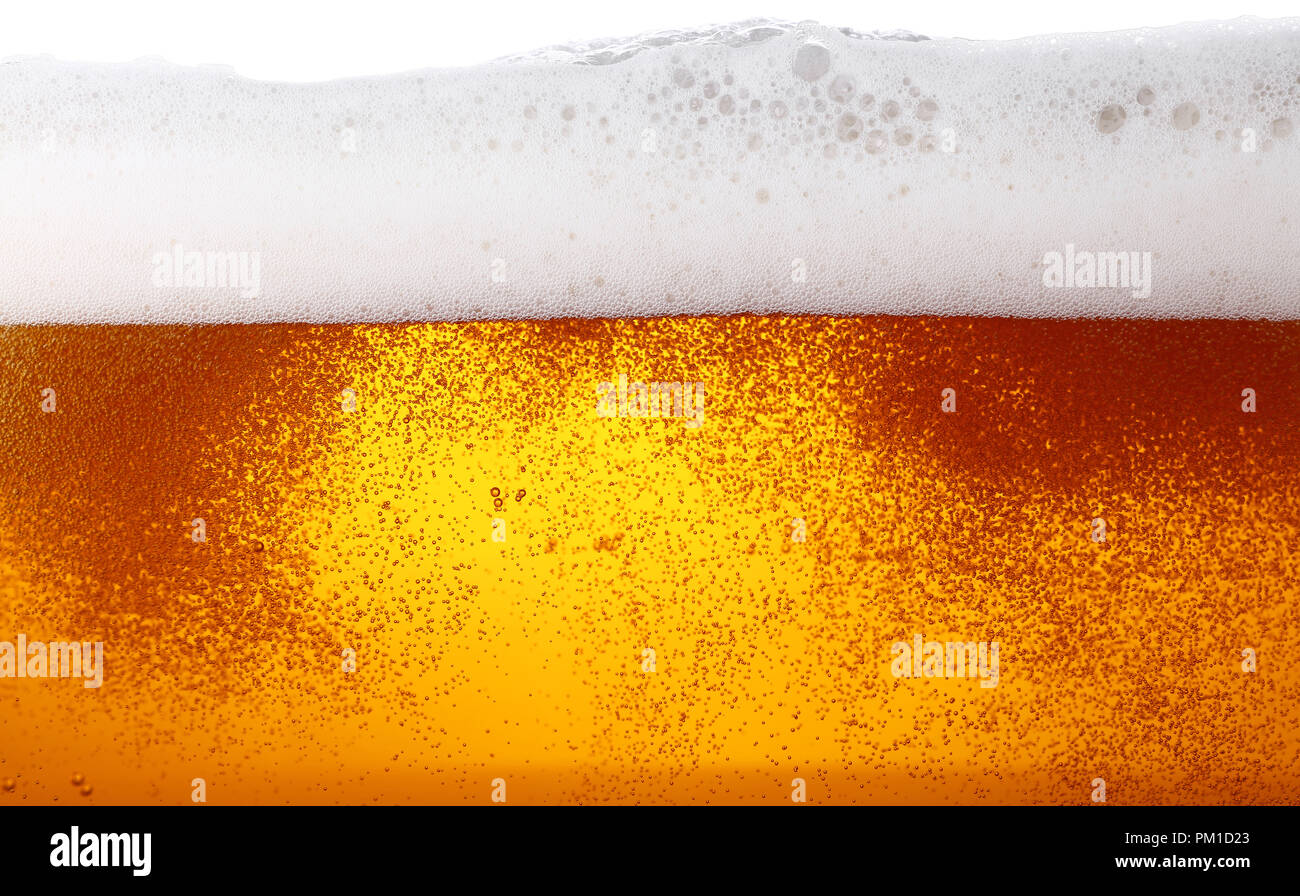 Nahaufnahme Hintergrund Textur von Lagerbier mit Blasen und Schaum im Glas, Low Angle Seitenansicht Stockfoto