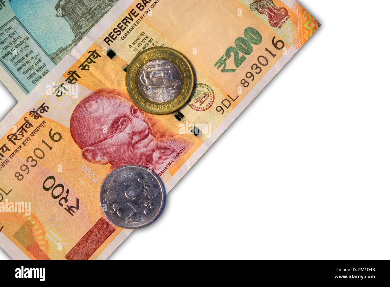 Neue indische 50 und 10 Rubine mit 10 Rupien Münze auf weißem Hintergrund isoliert. Stockfoto
