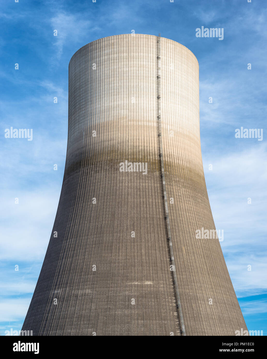 Eine riesige Schornstein eines Kernkraftwerks in der Nähe auf dem Hintergrund der blauen Himmel mit Wolken, mit Freistellungspfaden. Stockfoto