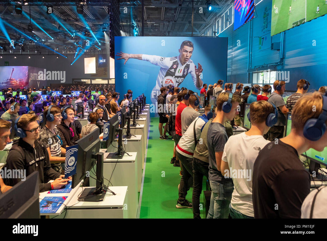 Kšlnmesse, Köln Messe Deutschland, 24.8.2018, Gamer spielen das neue FIFA 19 Fußball video Spiel vor einem übergroßen Bild von Christiano Ronaldo im Trikot von Juventus Turin bei der weltweit größten Computer- und Videospiele messe Gamescom Stockfoto