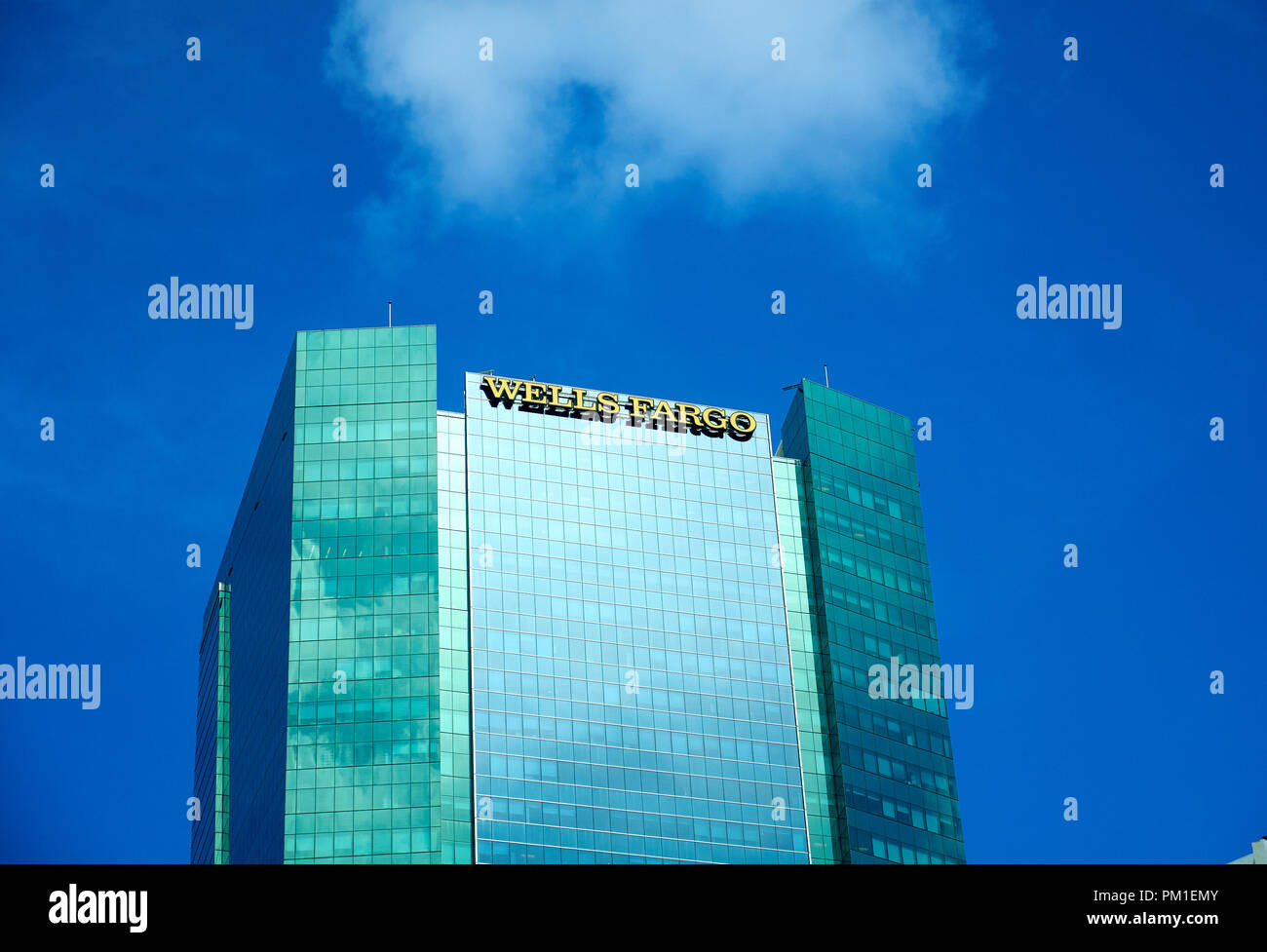 MIAMI, USA - 22. AUGUST 2018: Wells Fargo Wolkenkratzer und Logo in Miami, Florida. Wells Fargo ist eine US-amerikanische multinationale Unternehmen Stockfoto