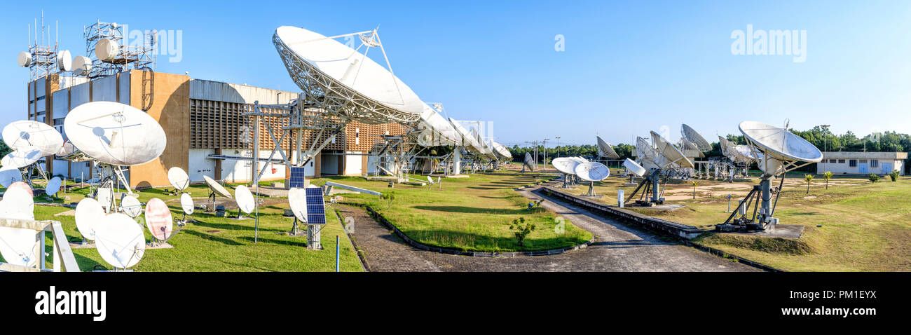 Erde, Satelliten unter wolkenlosen blauen Himmel Stockfoto