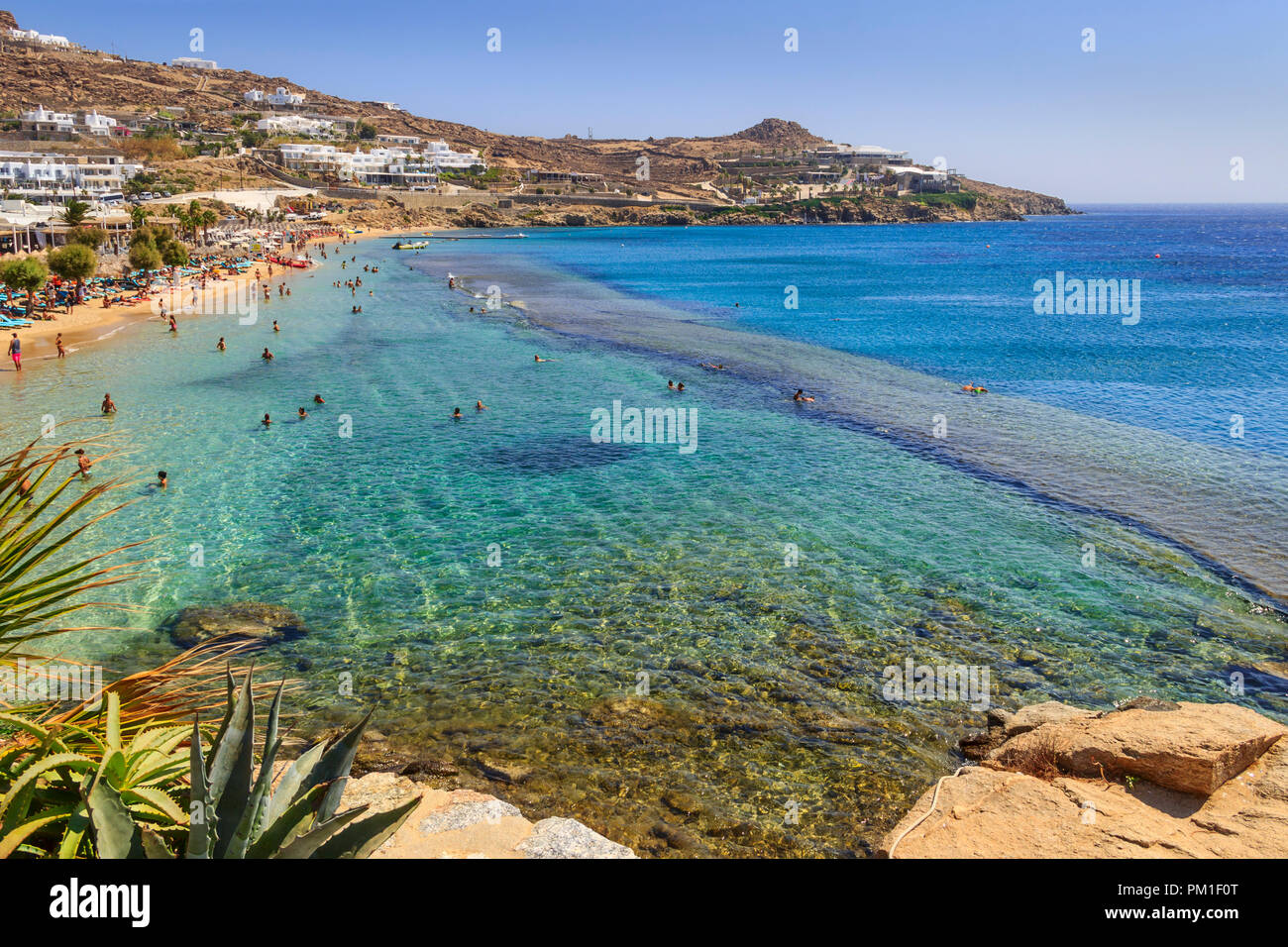 Paradise Beach, Kalamopodi, Mykonos, Griechenland. Sonnig mit blauem Himmel und kristallklarem Wasser. Das Paradies ist auf jeden Fall der bekannteste Strand von Mykonos. Stockfoto