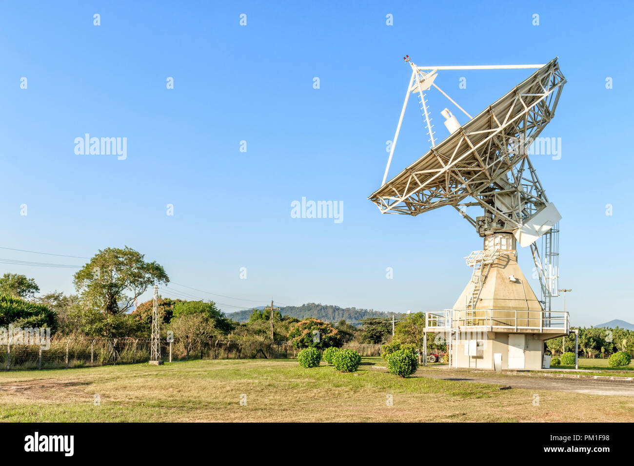 Sat-Antenne unter wolkenlosen blauen Himmel Stockfoto