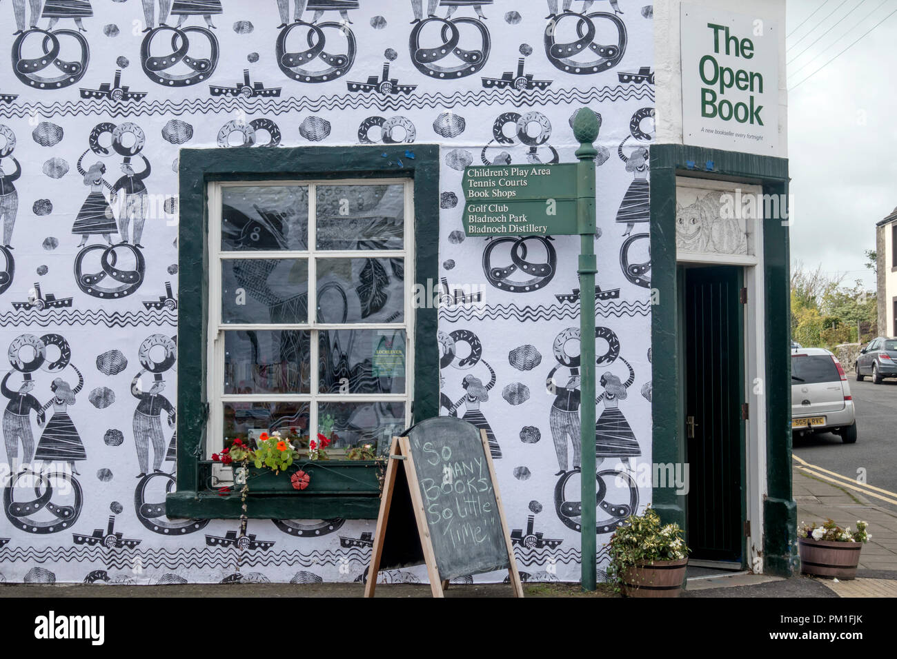 Künstler Astrid Jaekel hat die außerhalb von mehreren Gebäuden in Wigtown für der Stadt jährliche Book Festival 21-30 Sept 2018 tapeziert. Stockfoto