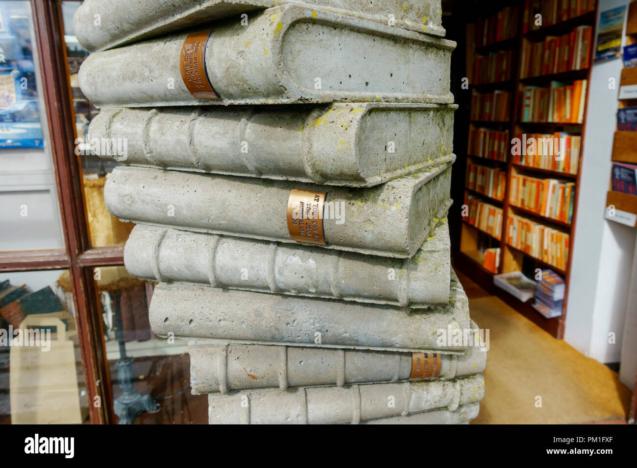Detail des Buches Skulptur aus Zement außerhalb der Book Shop in Wigtown, national book der schottischen Stadt gemacht. Stockfoto
