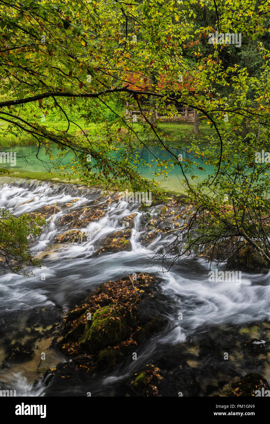 Flusslandschaft. Fluss Slunjcica in Kroatien Stockfoto