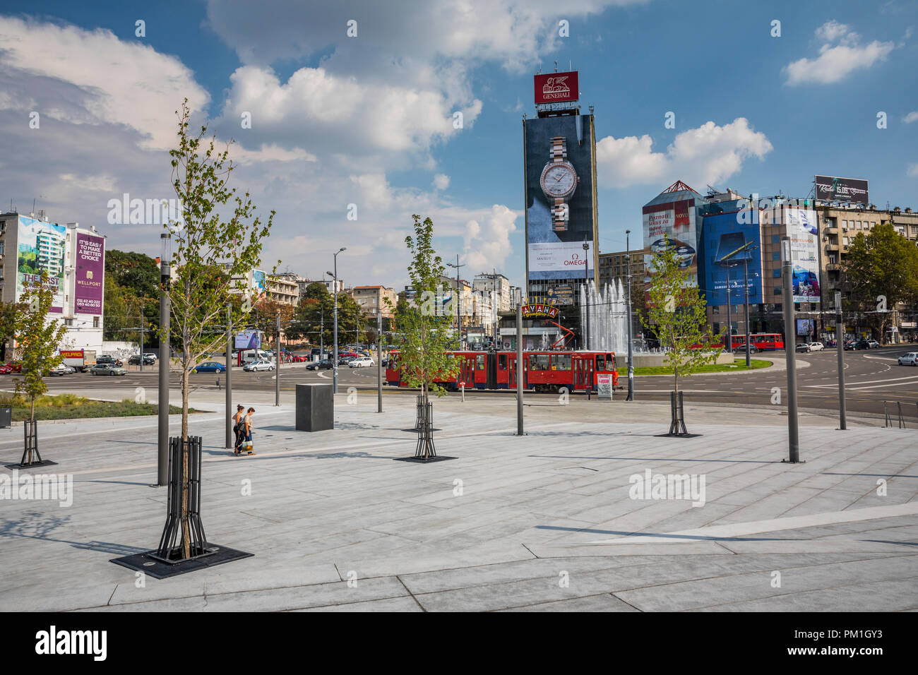 Belgrad, öffentlicher Verkehr, rote Straßenbahn in Slavija Platz Stockfoto