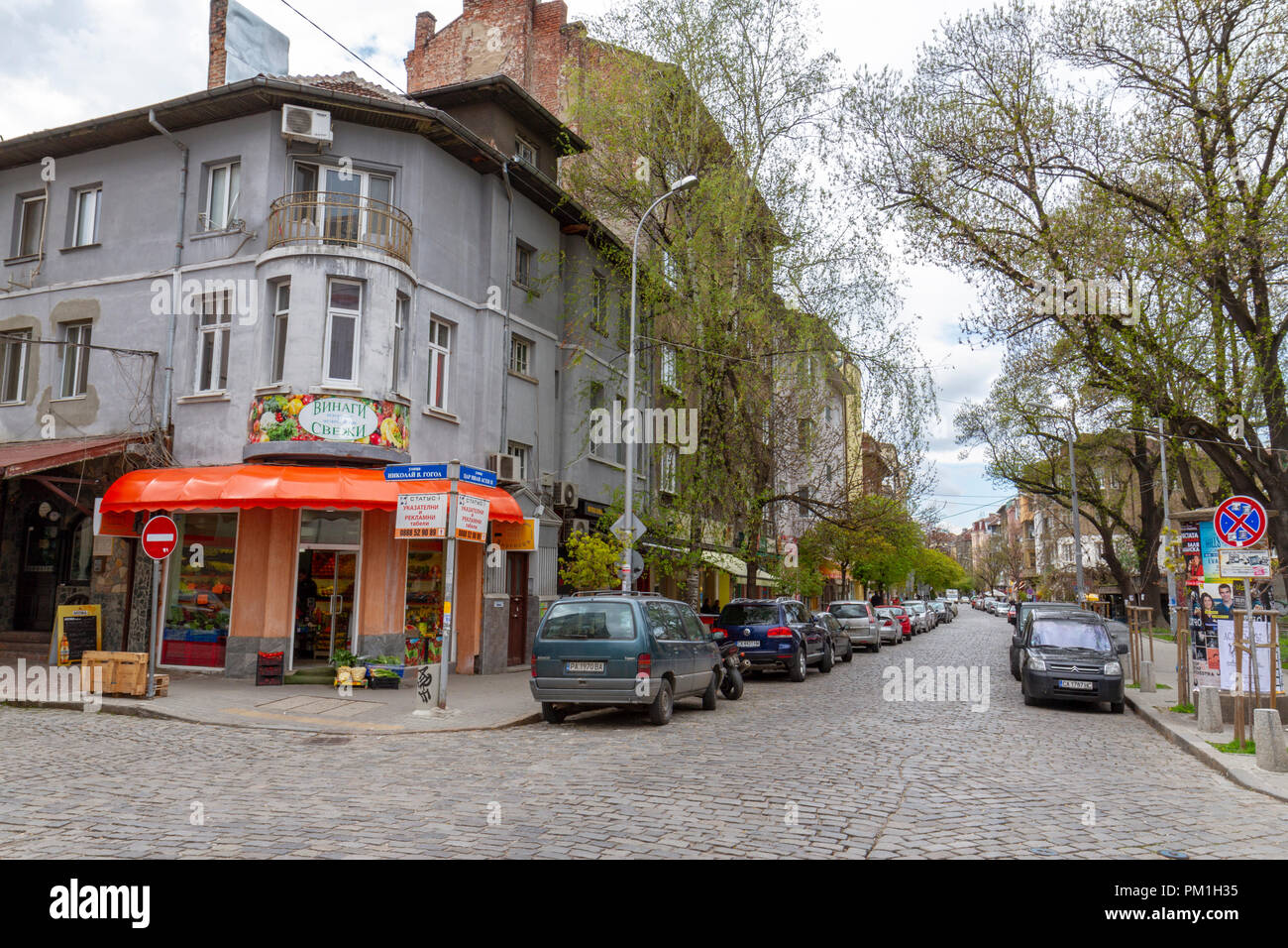 Allgemeine street view von einer gepflasterten Seitenstraße in Sofia, Bulgarien. Stockfoto