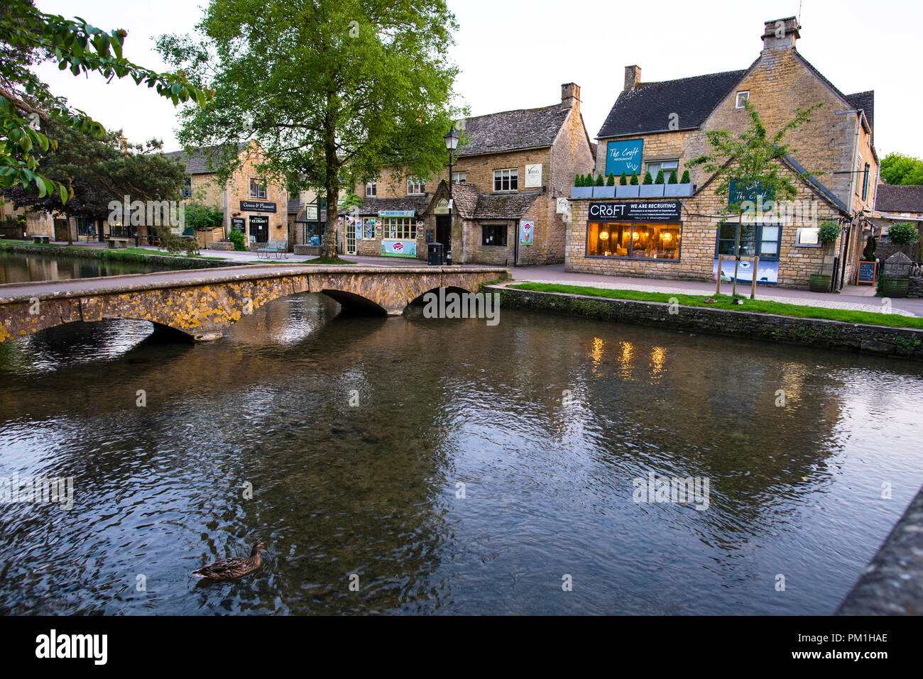 Burton-on-the-Water englisches Dorf niedrige Steinbogenstege im traditionellen Cotswold Dorf in England. . Stockfoto