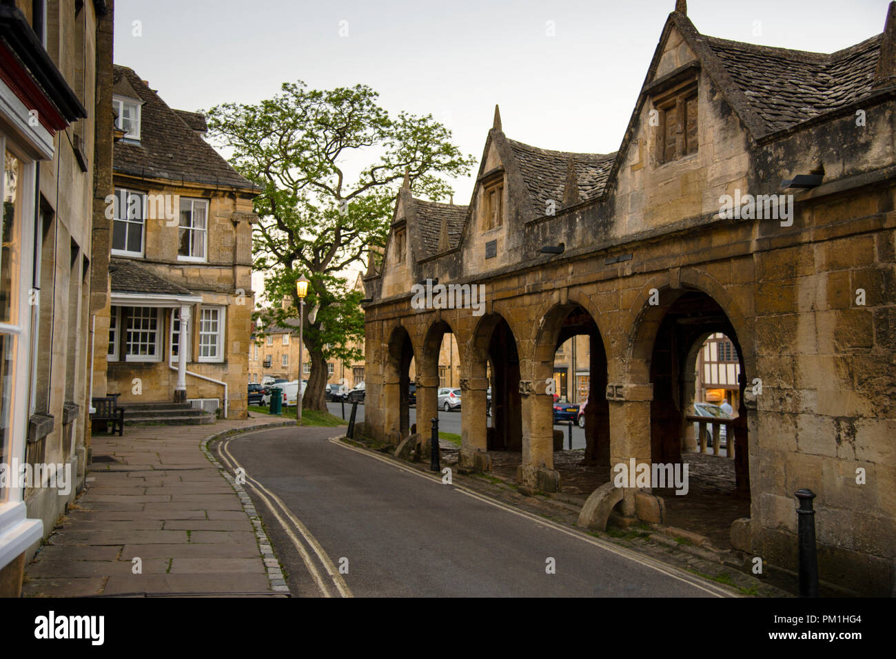 Die Chipping Campden Market Hall, die 1627 erbaut wurde, wird in diesem Dorf in Cotswold in England noch immer genutzt. Stockfoto