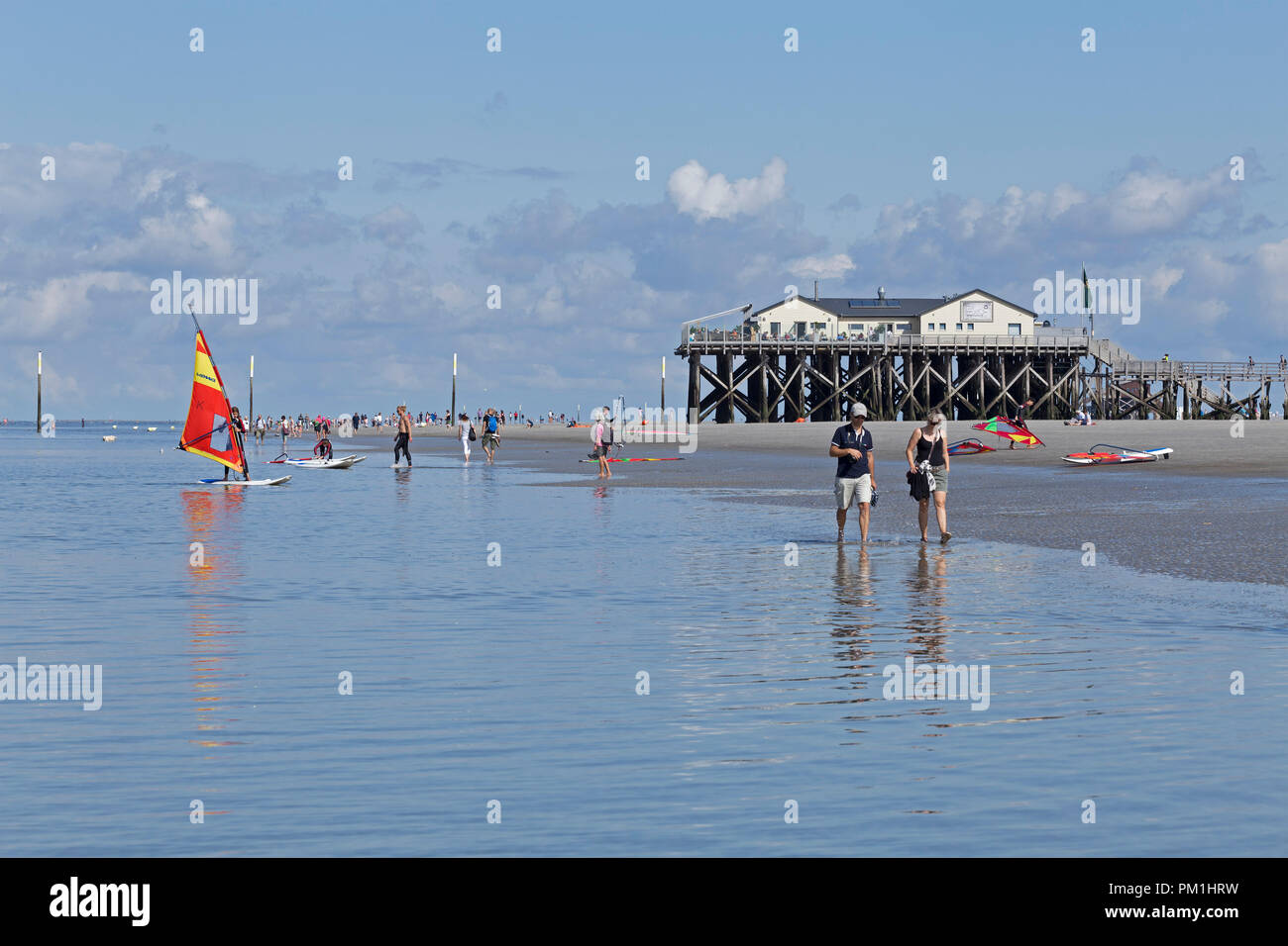 Segeln boarder vor stelzenhaus Restaurant am Strand, St. Peter-Ording, Schleswig-Holstein, Deutschland Stockfoto