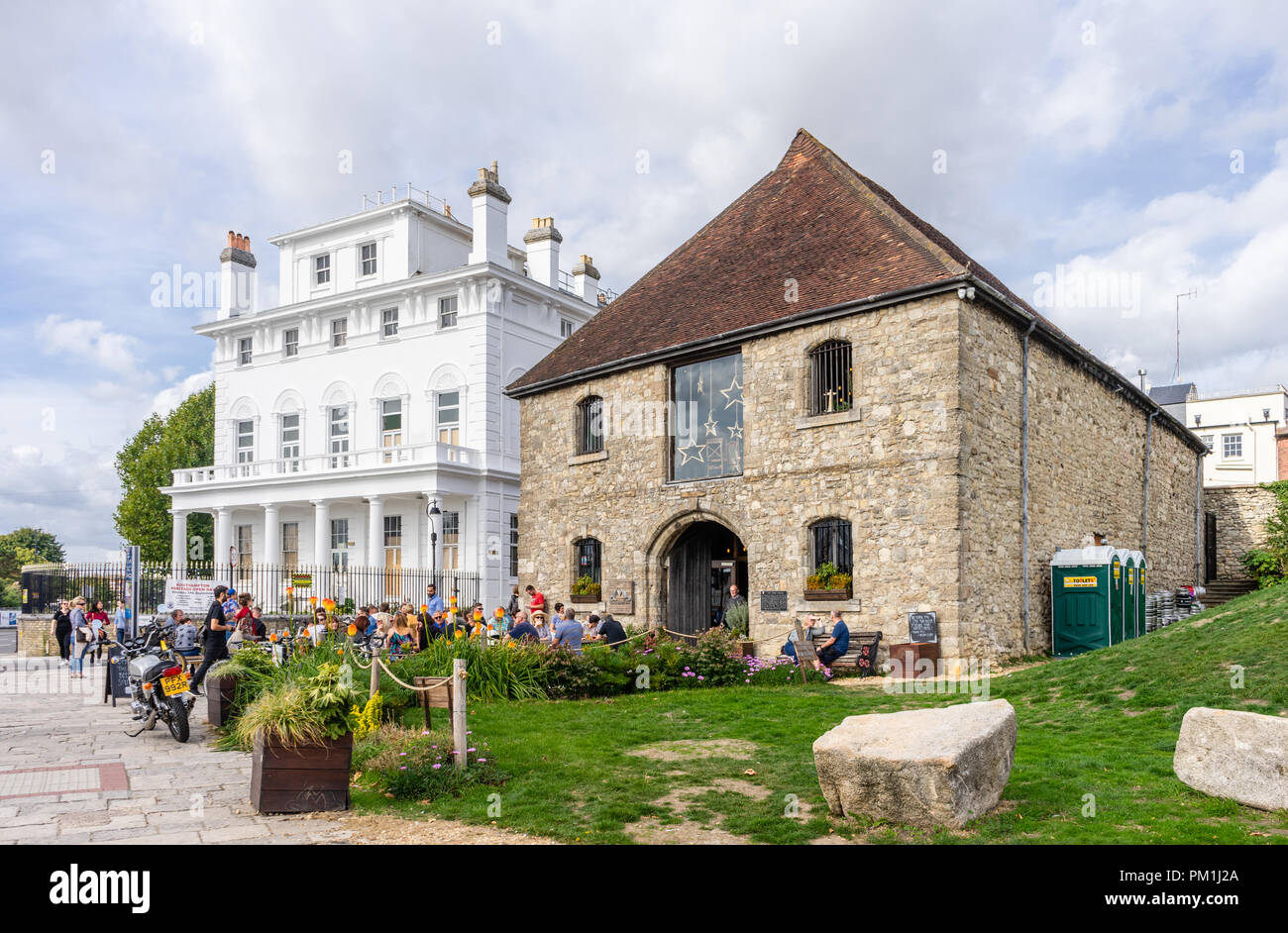 Die historische Wolle Haus umgebaut zu einem Handwerk Bier Brauerei namens Dancing Man in der Altstadt von Southampton entlang Town Quay 2018, England, Großbritannien Stockfoto