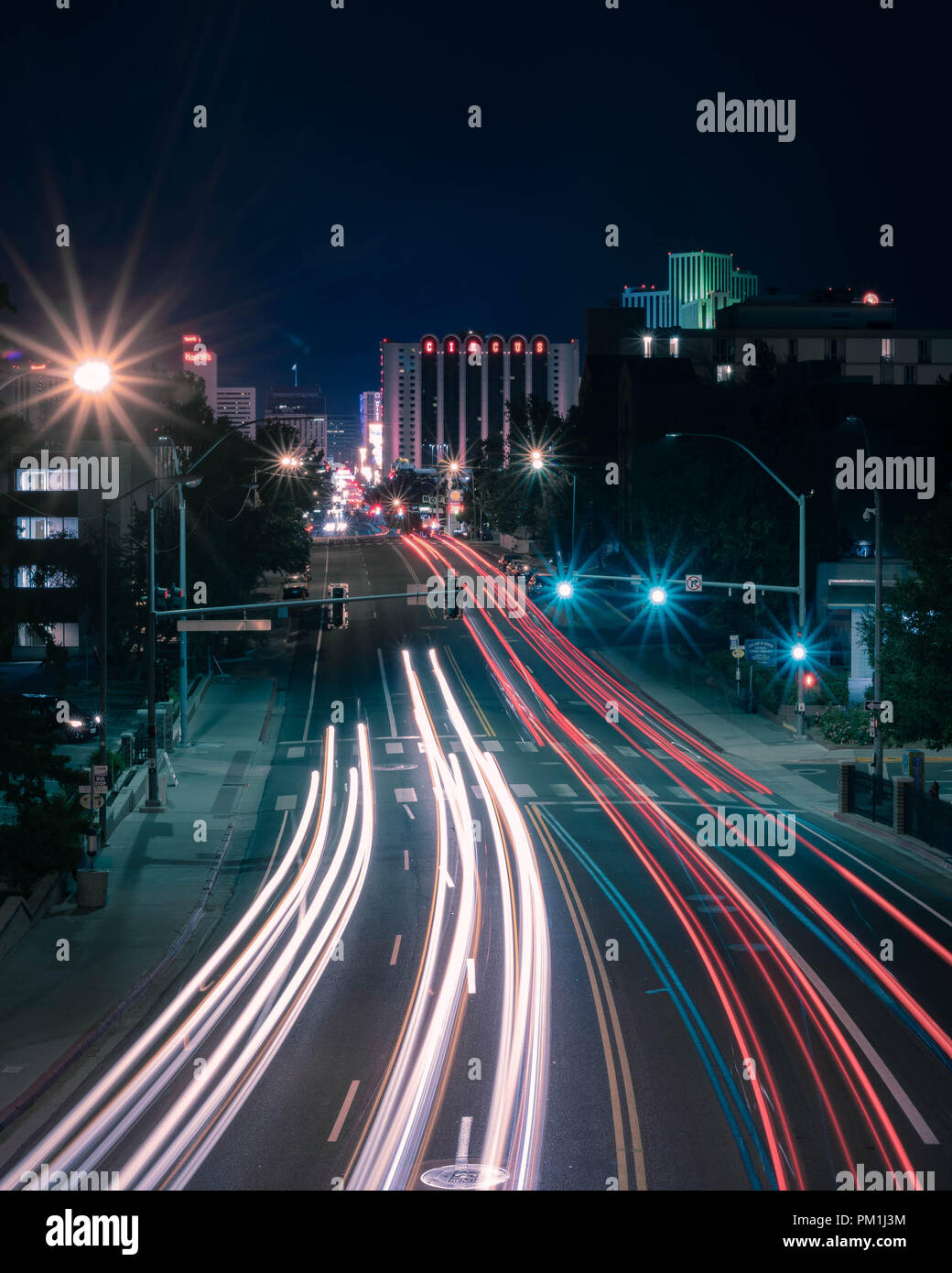 Lange Exposition der Stadt Straße bei Nacht Stockfoto