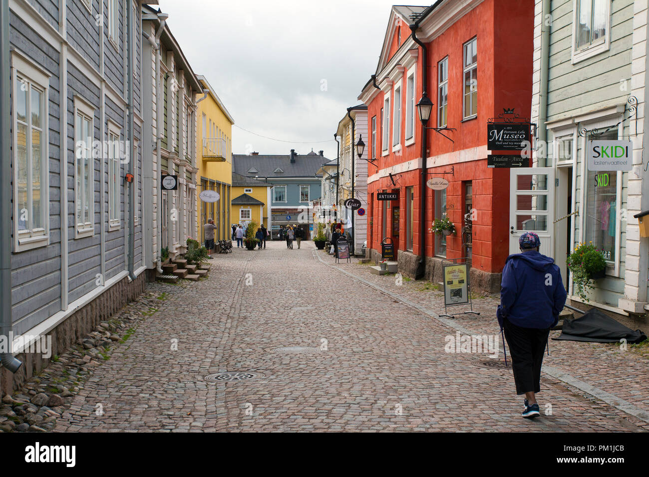 Straße mit Kopfsteinpflaster in der Altstadt von Porvoo, Finnland Stockfoto