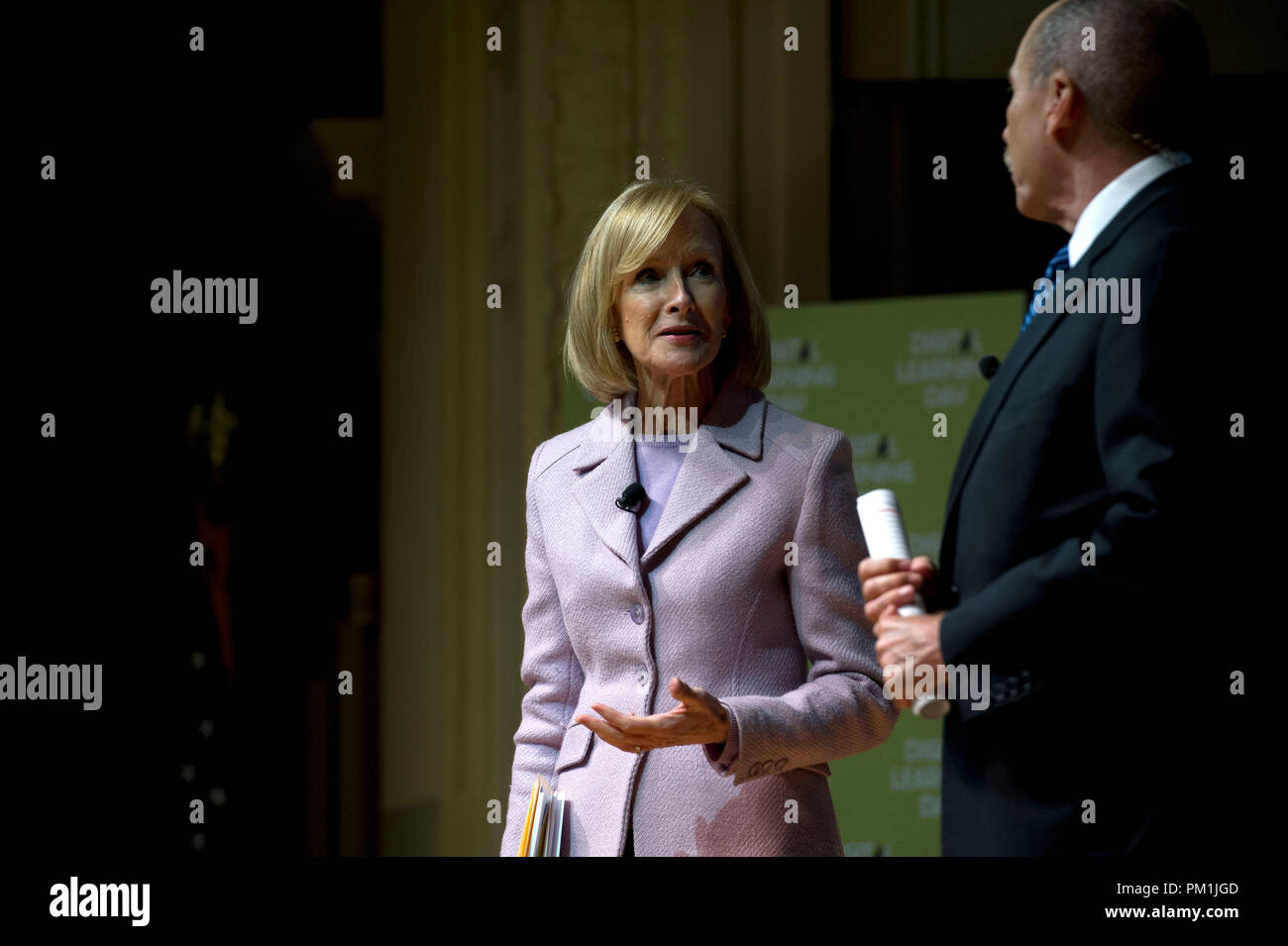 UNITED STATES - FEB 5: Judy Woodruff, Managing Editor der PBS Newshour und Ehemalige reg. von West Virginia Bob Wise Präsident Allianz für exzellente Educ Stockfoto