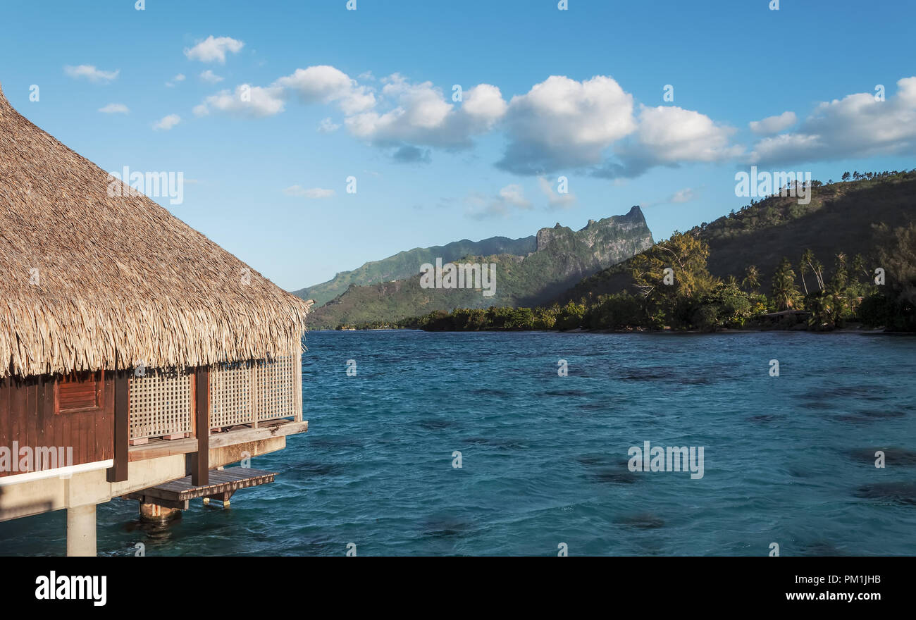 Over Water Bungalow mit Berg hinter auf Bora Bora, Französisch-Polynesien Stockfoto