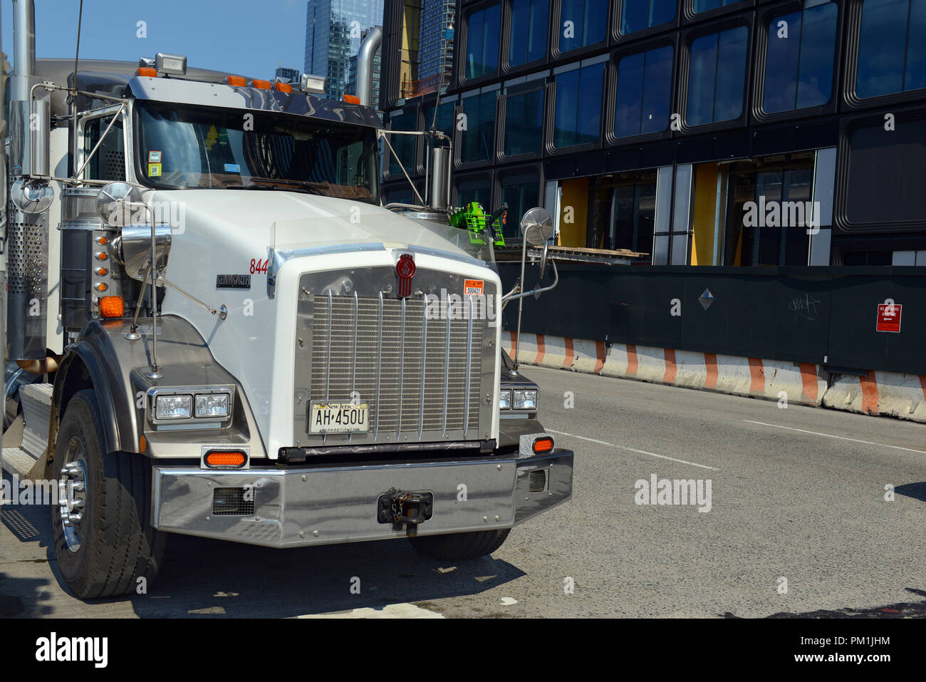 Lkw auf der Straße, eine Industrie, die aufgrund eines allgemein Lkw Fahrer Mangel Stockfoto