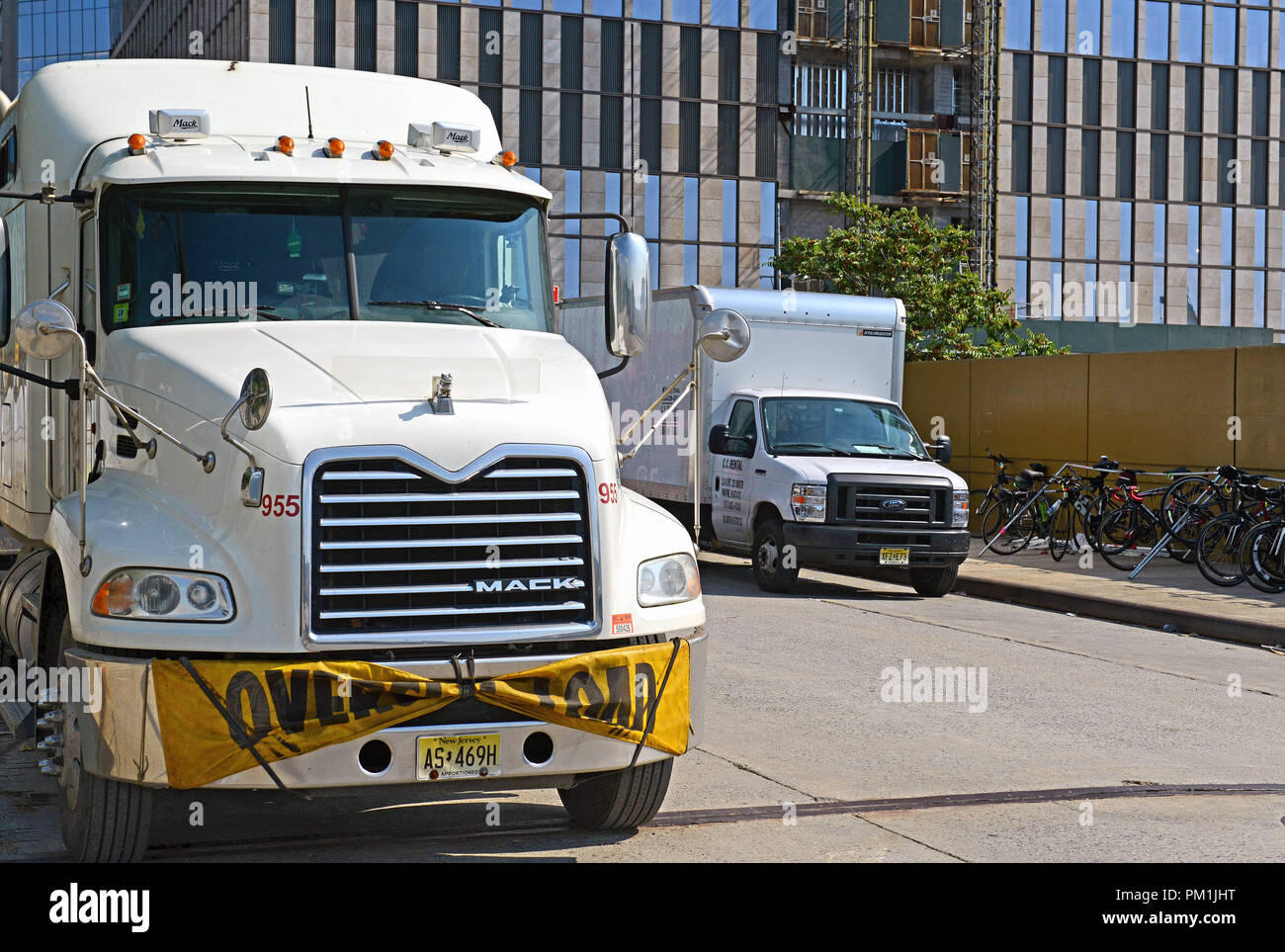 Lkw auf der Straße, eine Industrie, die aufgrund eines allgemein Lkw Fahrer Mangel Stockfoto