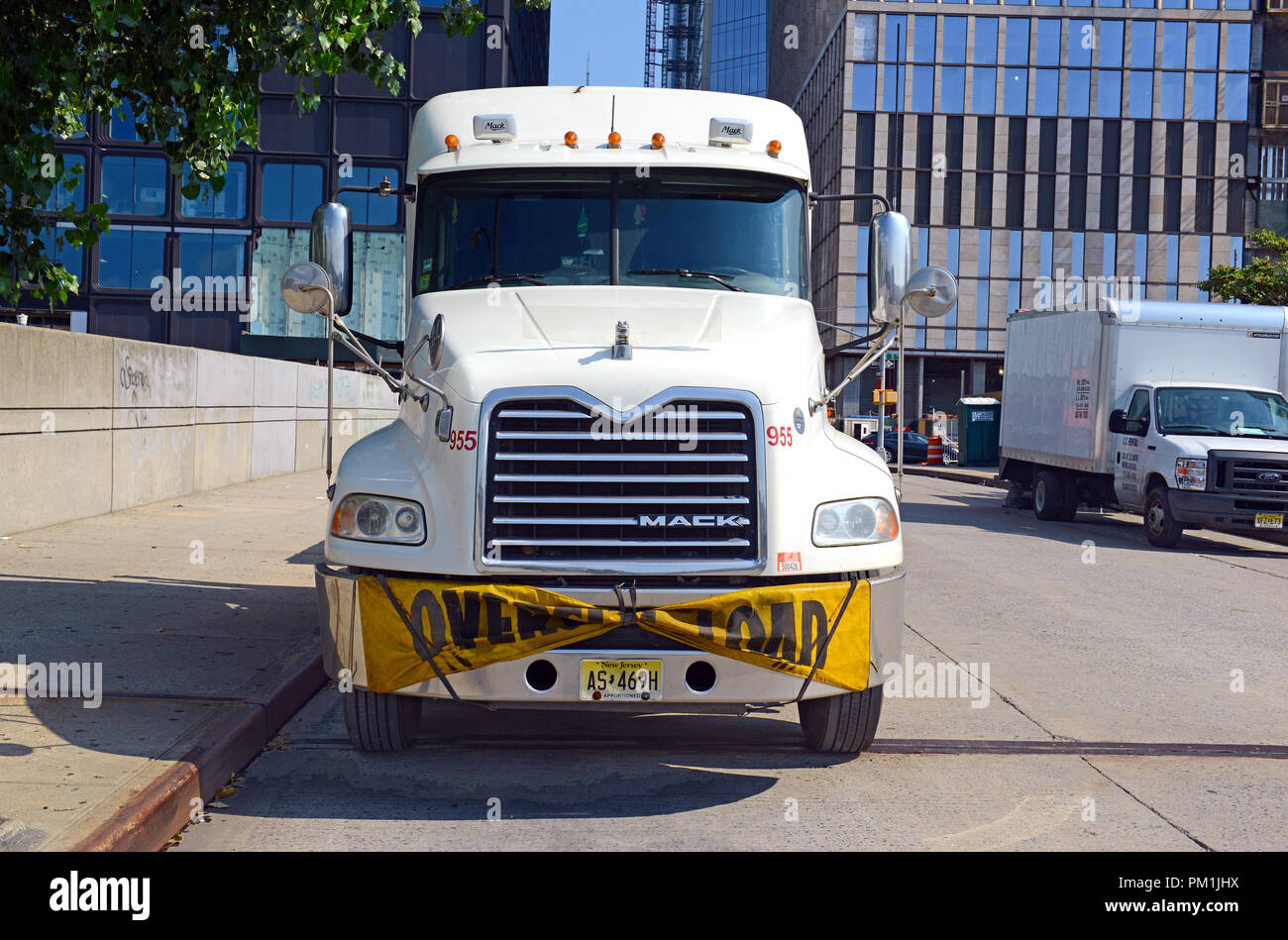 Lkw auf der Straße, eine Industrie, die aufgrund eines allgemein Lkw Fahrer Mangel Stockfoto