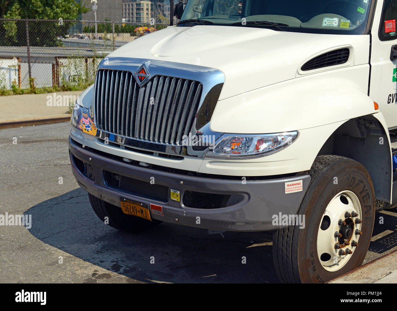 Lkw auf der Straße, eine Industrie, die aufgrund eines allgemein Lkw Fahrer Mangel Stockfoto