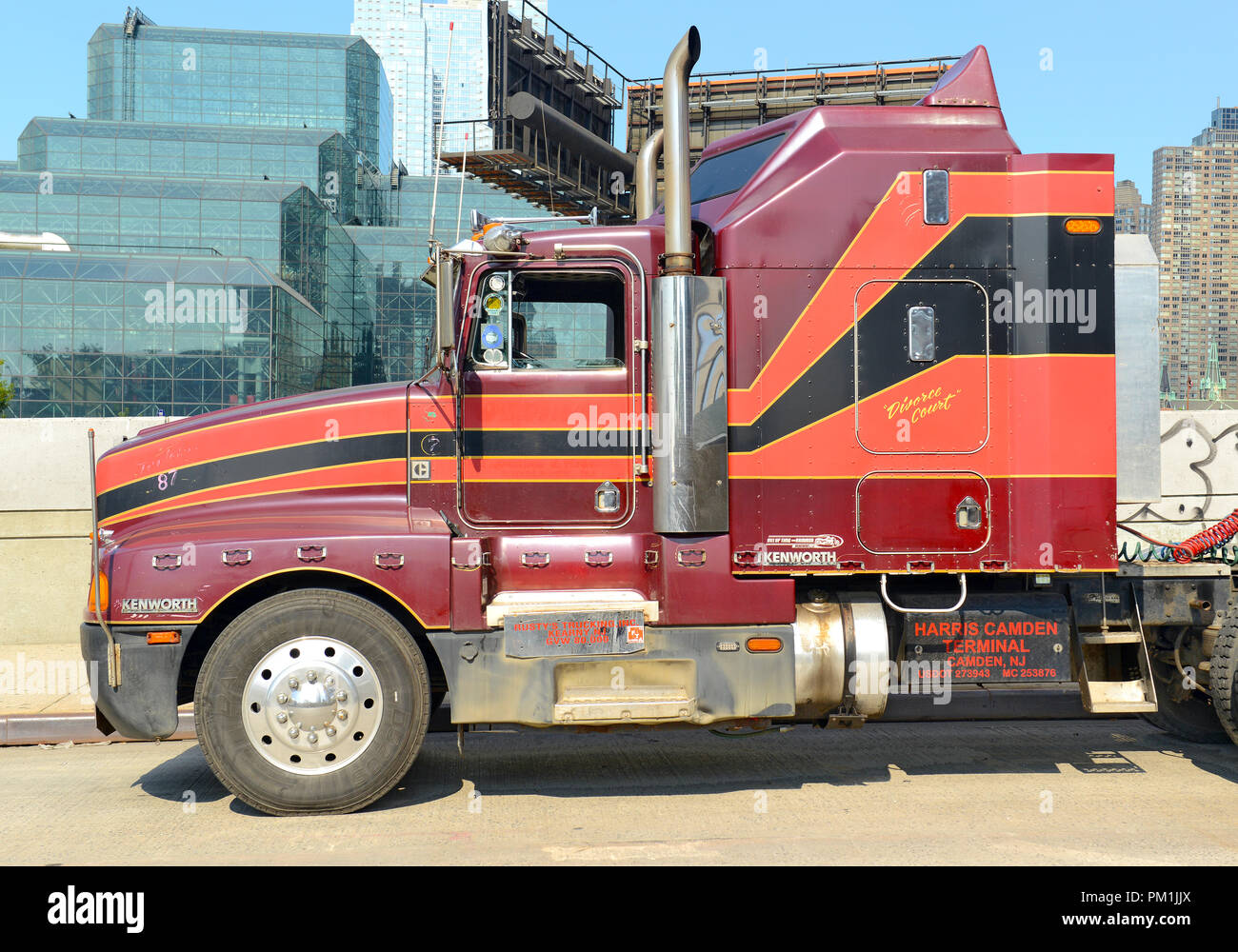 Lkw auf der Straße, eine Industrie, die aufgrund eines allgemein Lkw Fahrer Mangel Stockfoto