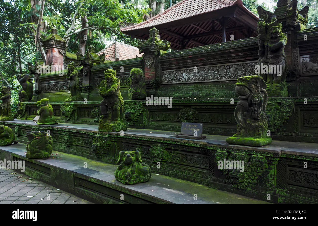 Balinesische Statuen an der Monkey Forest in Ubud in Bali. Stockfoto