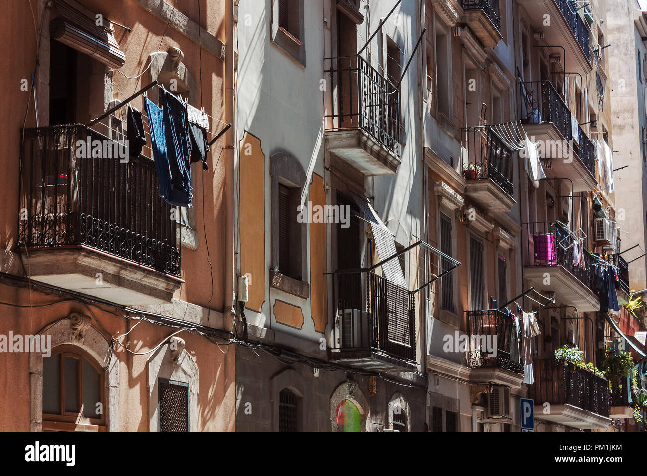 Außenseite der Häuser mit hängenden Kleidungsstücken in Barcelona Stockfoto