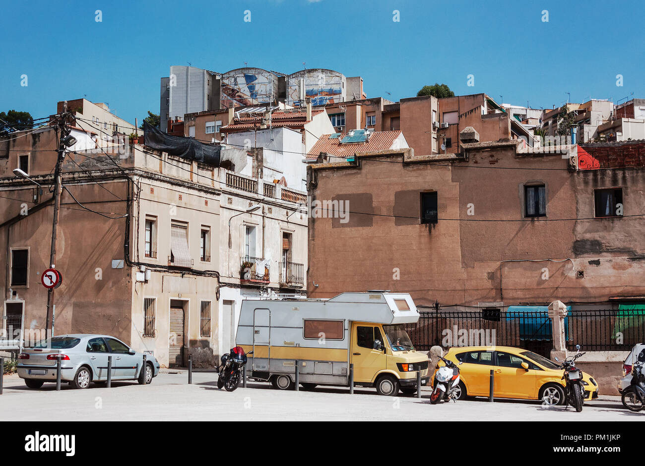 Alte vintage Street mit gelben van in Barcelona Stockfoto