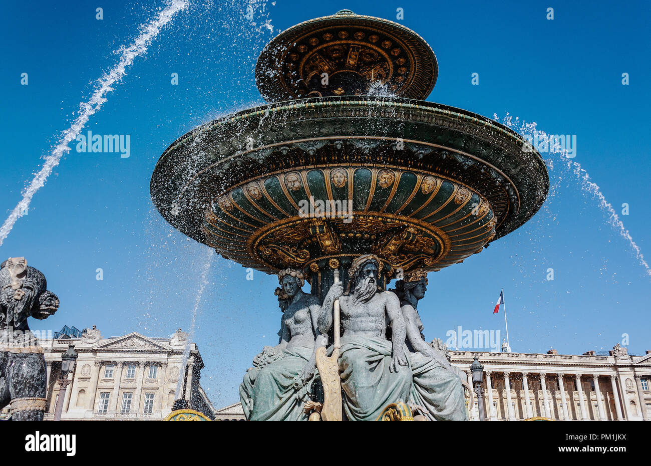 Brunnen auf dem Place de la Concorde in Paris closeup Stockfoto