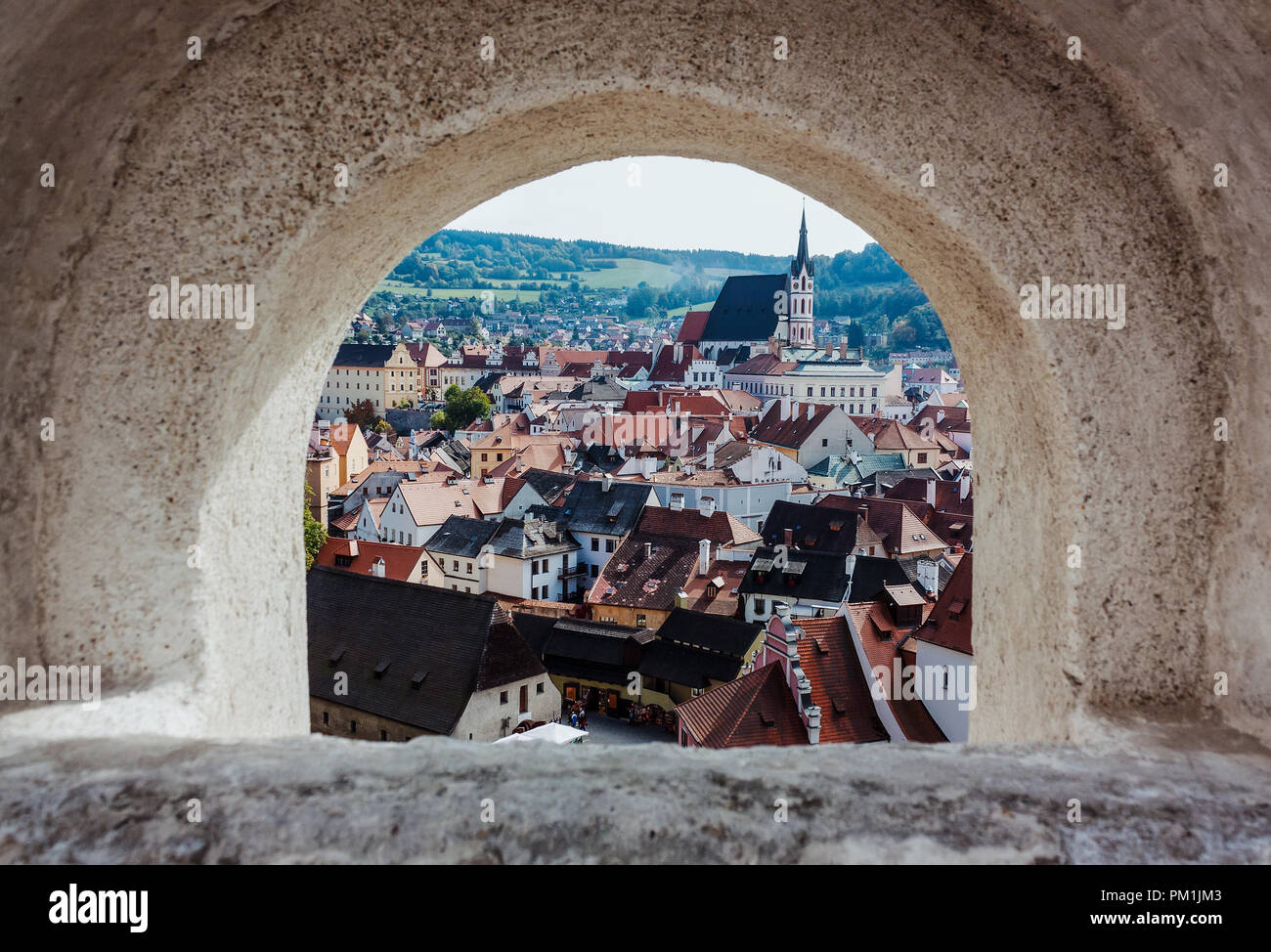 Schöne Aussicht von Cesky Krumlov durch Arch schloss Fenster Stockfoto