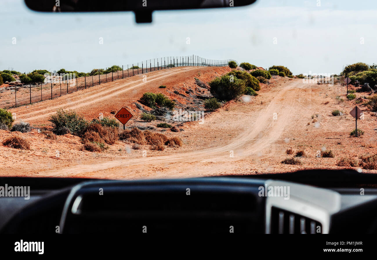 Crest Zeichen von 4WD Off-Road-van im Outback Australien Stockfoto