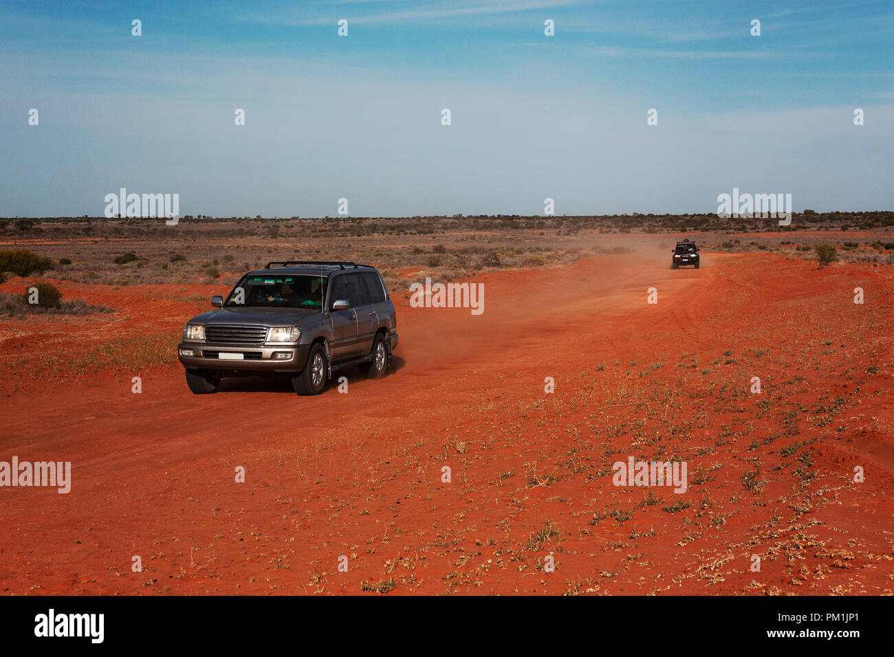 4WD Off-Road-van auf roter Erde Outback Australien Stockfoto