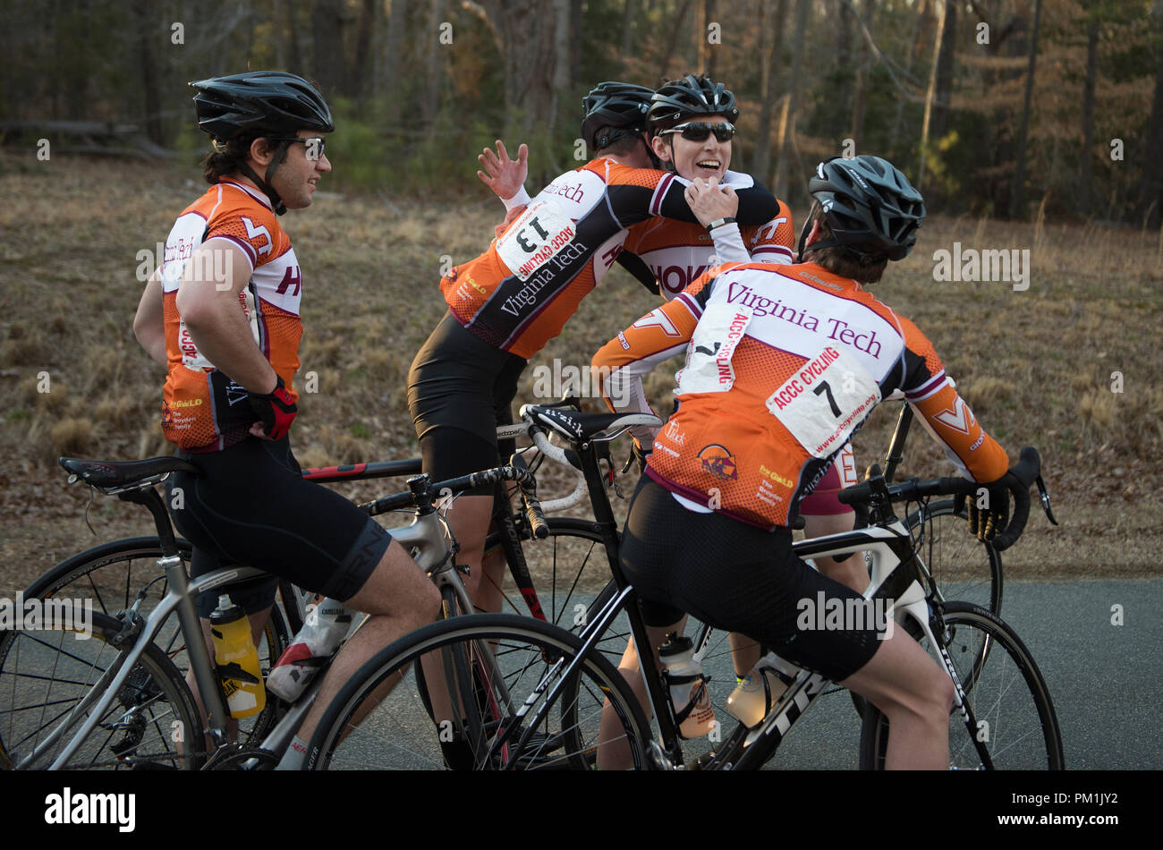 UNITED STATES - Feb: Virginia Tech Cycling Team hilft Taylor Pearman nach dem Gewinn der William & Mary Winter Classic Fahrrad Straße Rennen feiern. T Stockfoto