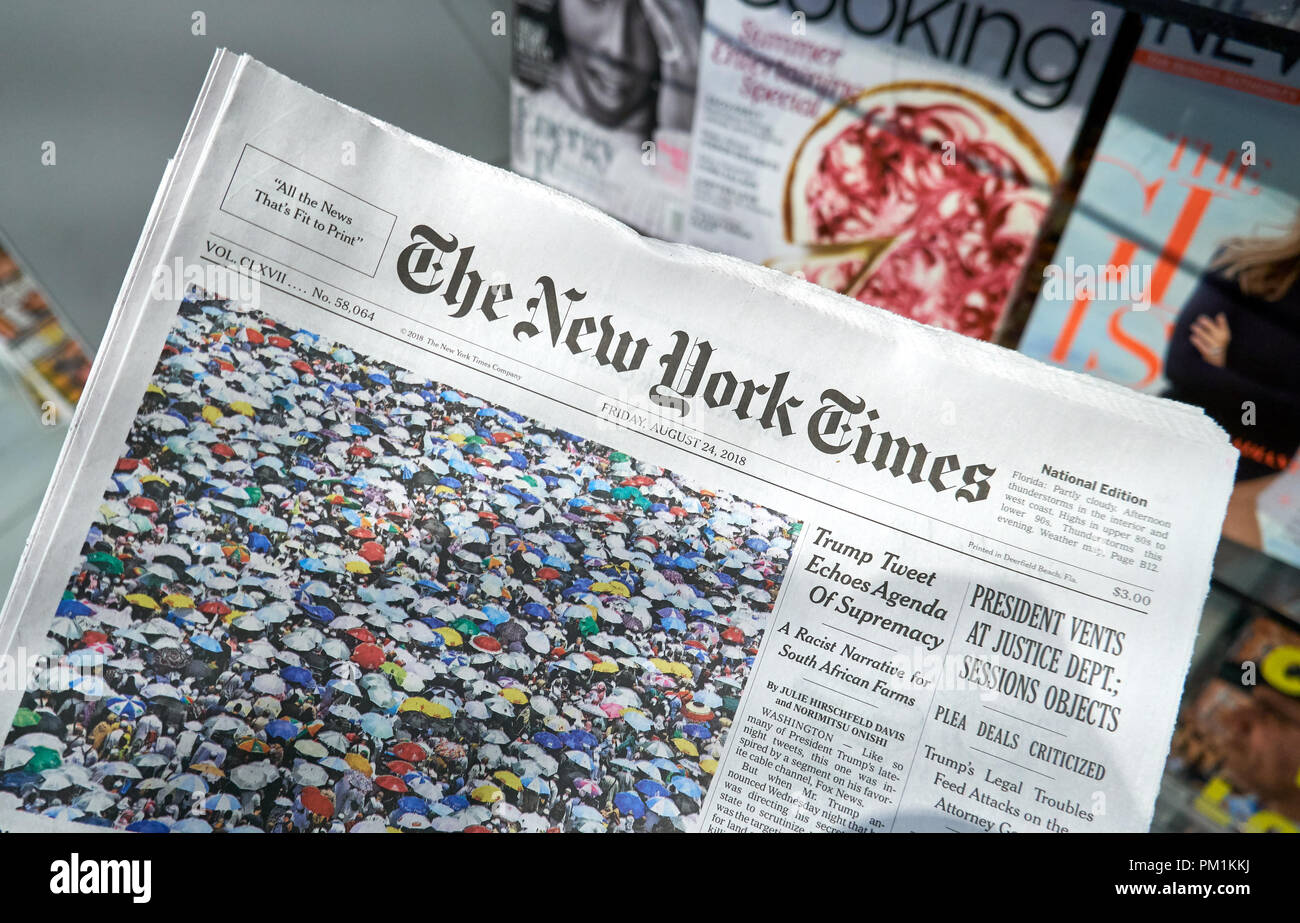 MIAMI, USA - 22. AUGUST 2018: Die New York Times Zeitung in einer Hand. Die New York Times ist eine beliebte amerikanische Zeitung in New York City mit w Stockfoto